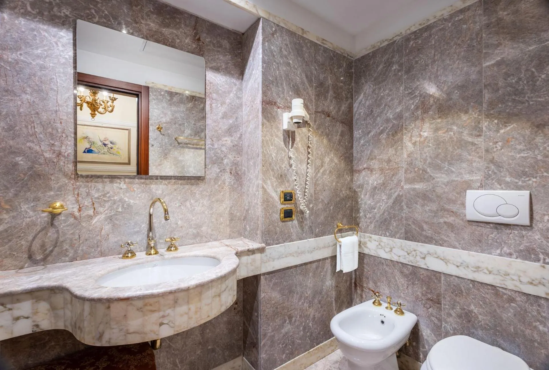 Toilet in Hotel Des Epoques