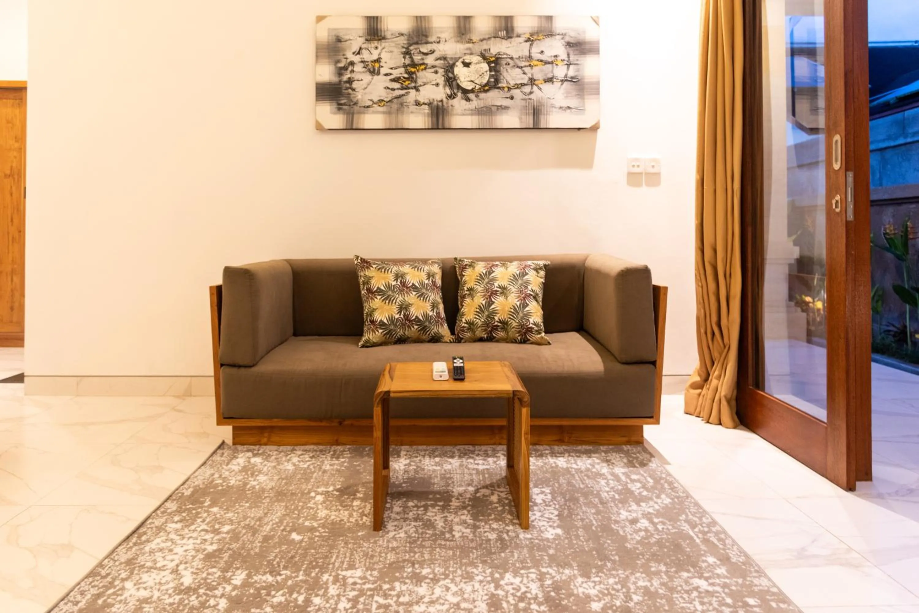 Living room in Sapta D'Villa Residence by Purely