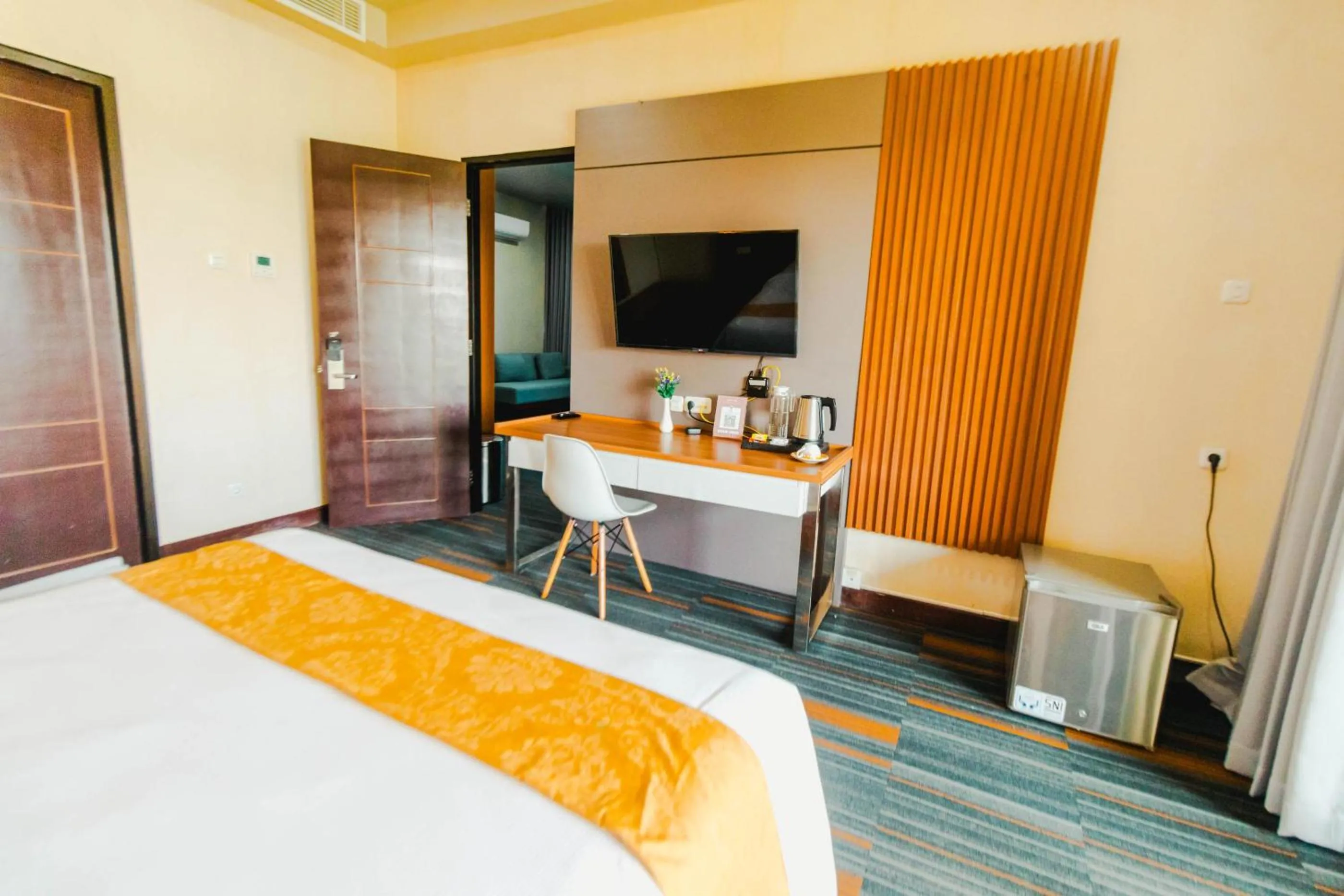 Communal lounge/ TV room in De Balen Soultan Hotel