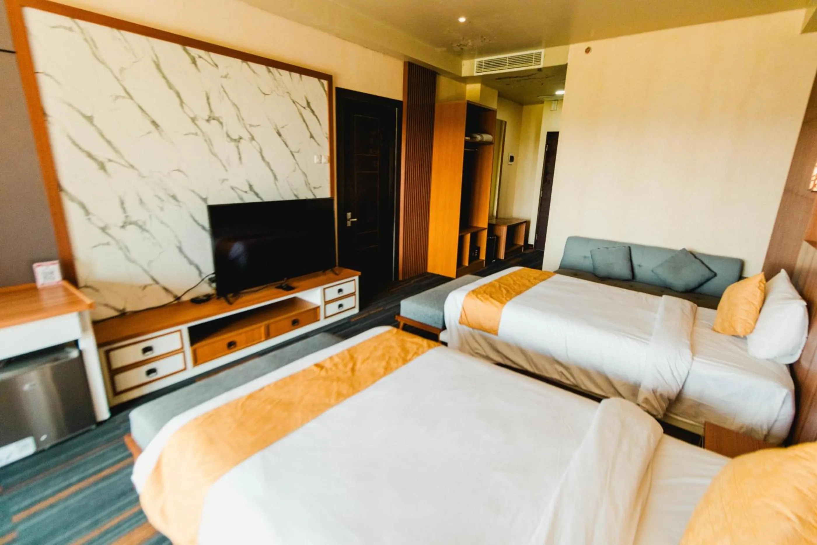 Communal lounge/ TV room in De Balen Soultan Hotel