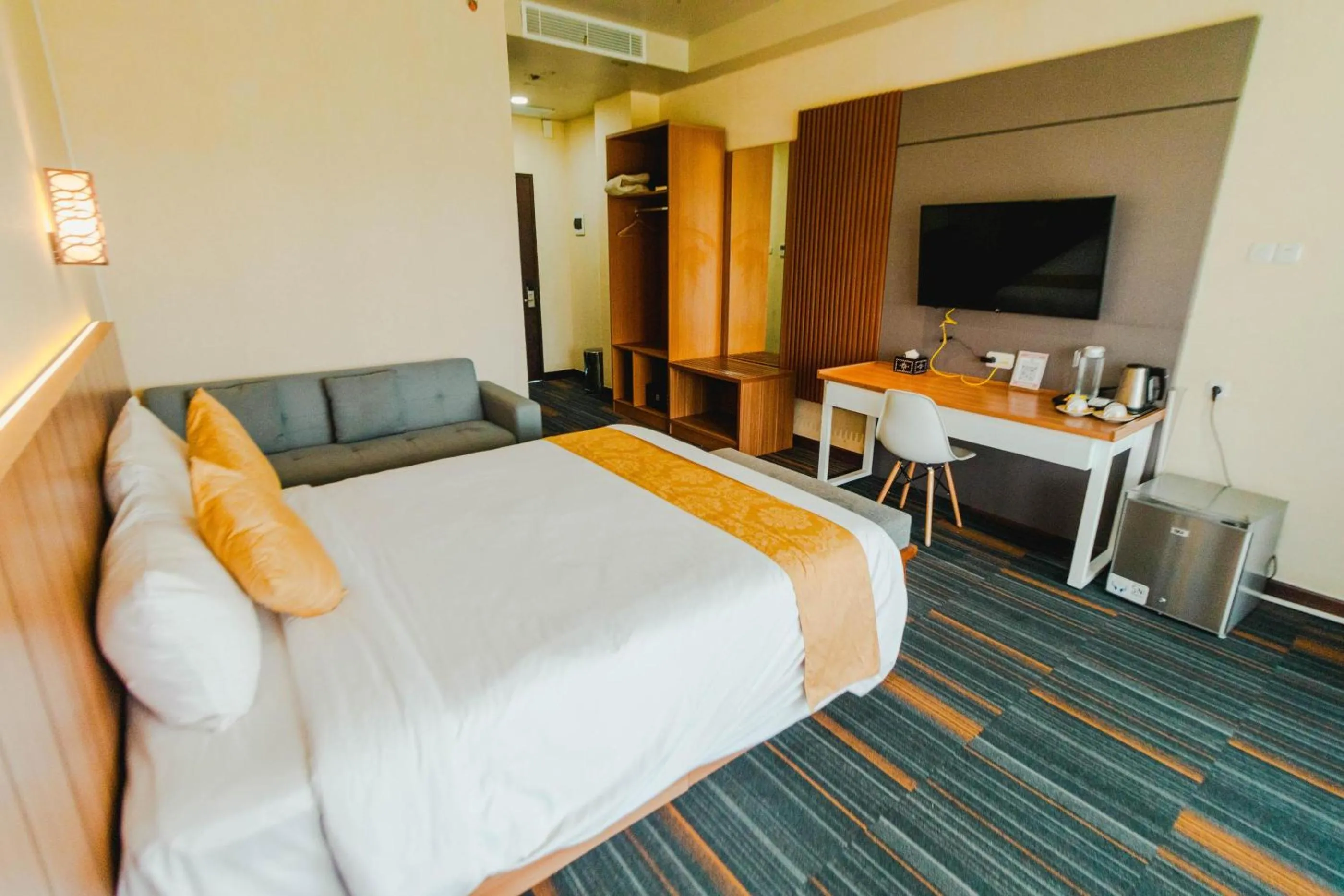 Communal lounge/ TV room in De Balen Soultan Hotel