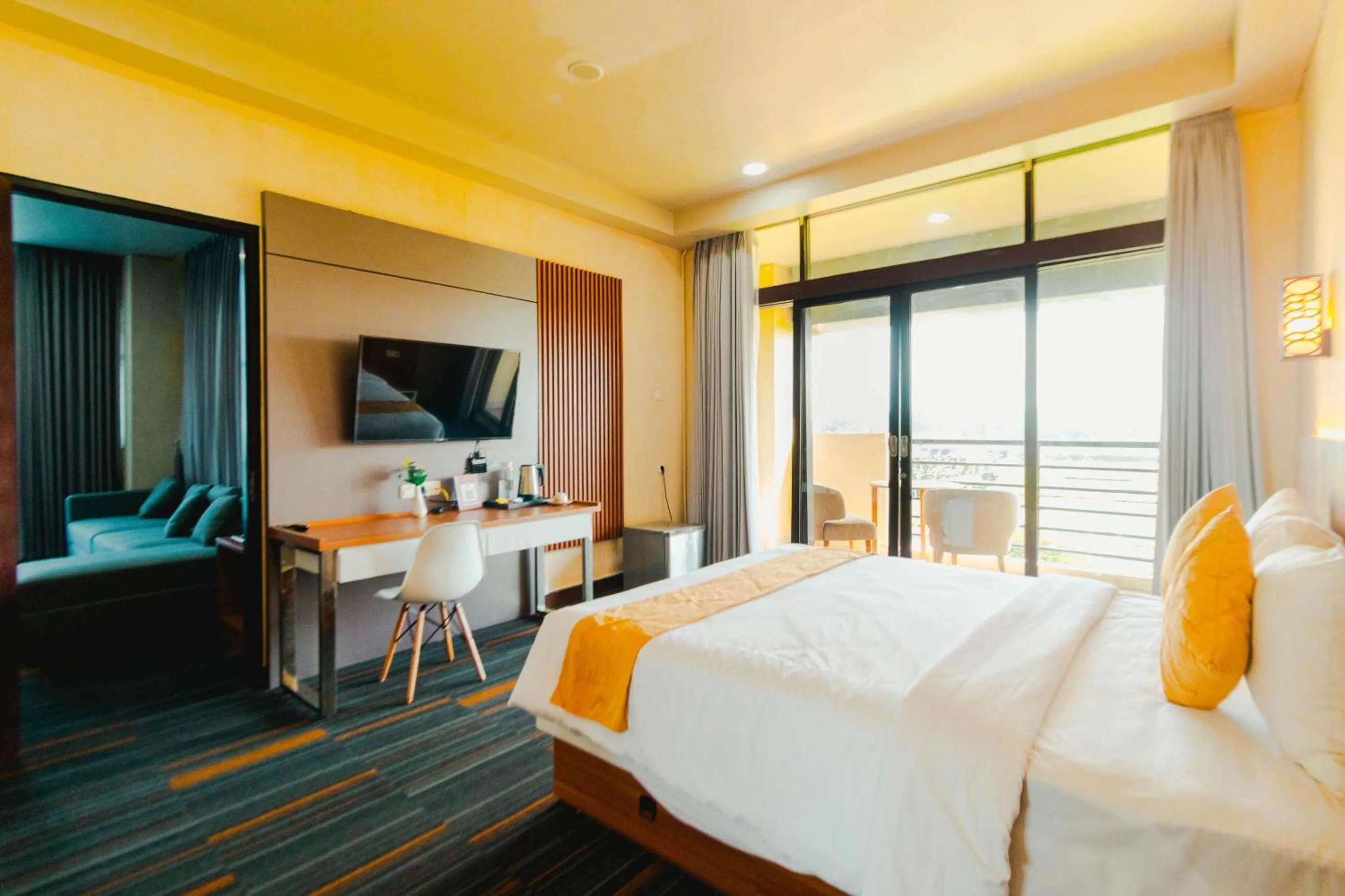 Communal lounge/ TV room in De Balen Soultan Hotel