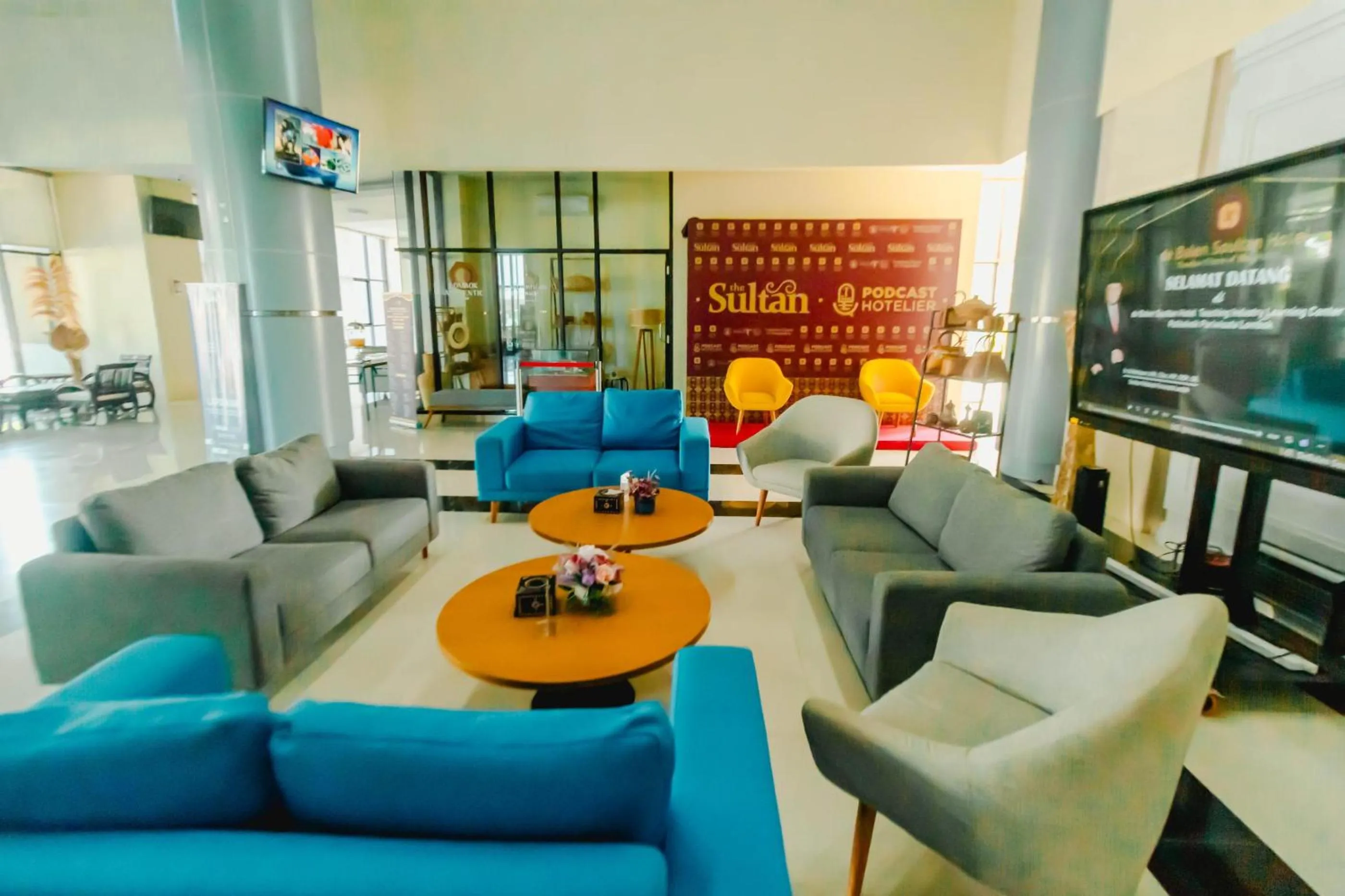 Communal lounge/ TV room in De Balen Soultan Hotel