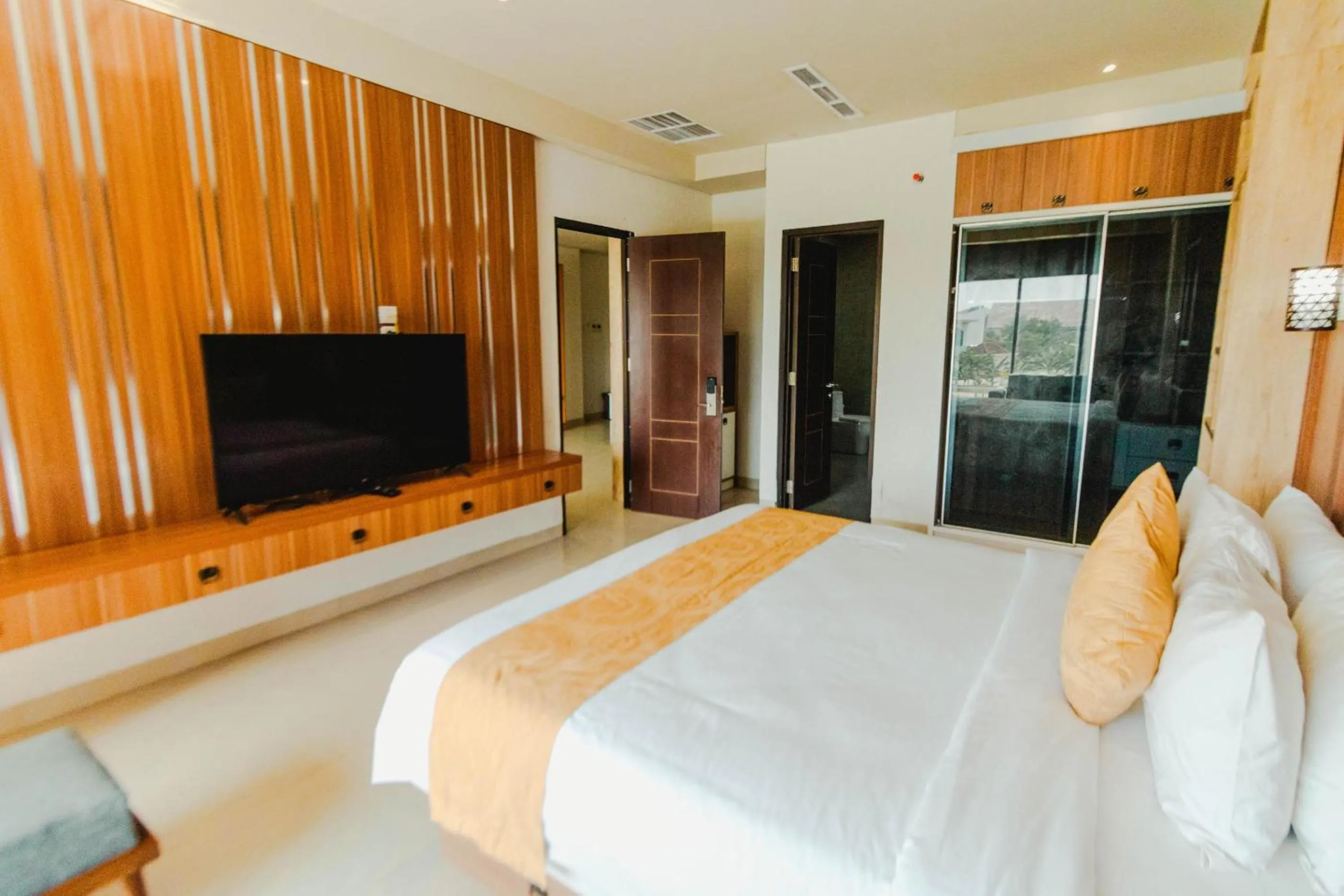 Communal lounge/ TV room in De Balen Soultan Hotel