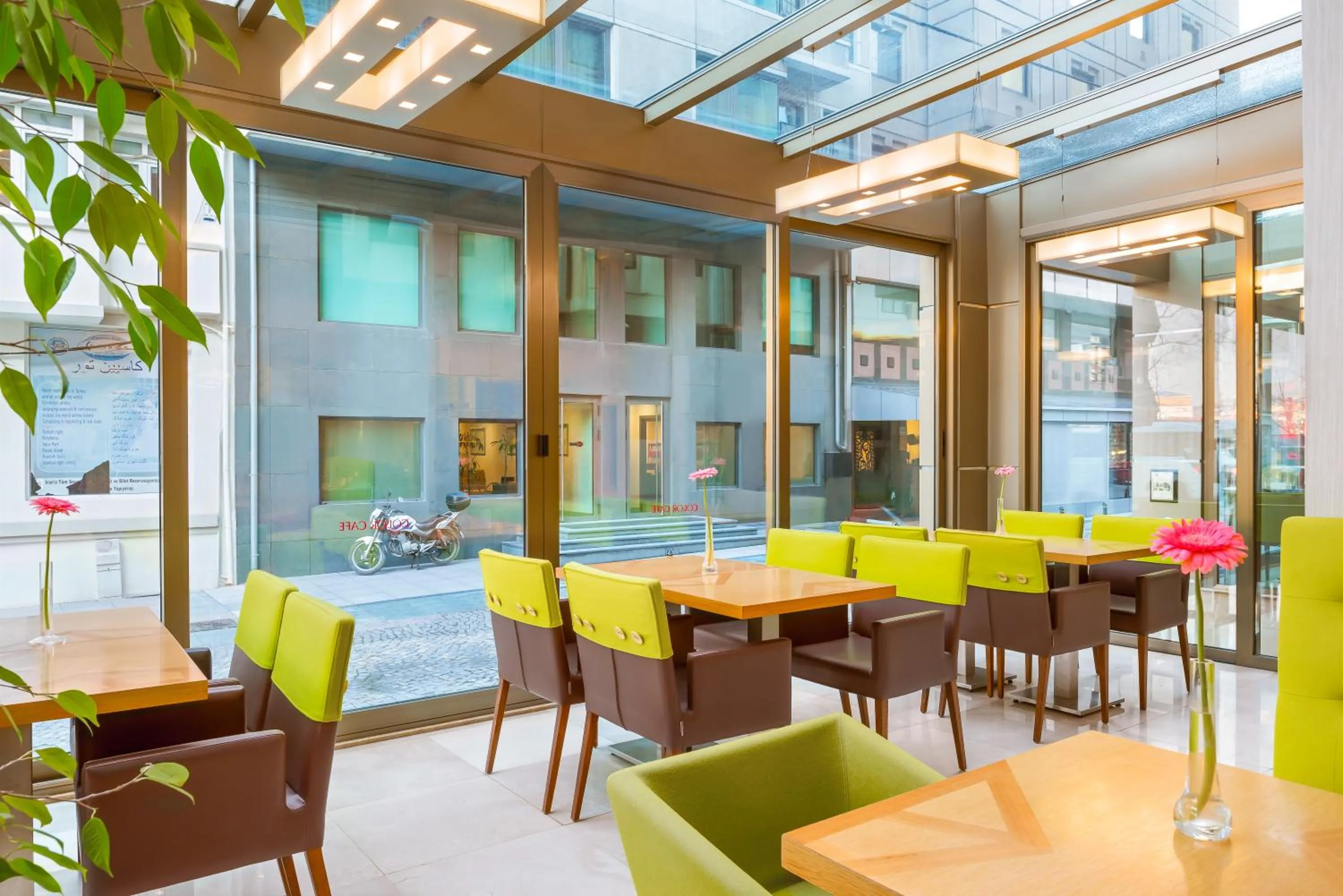 Lounge or bar in Ramada By Wyndham İstanbul Taksim