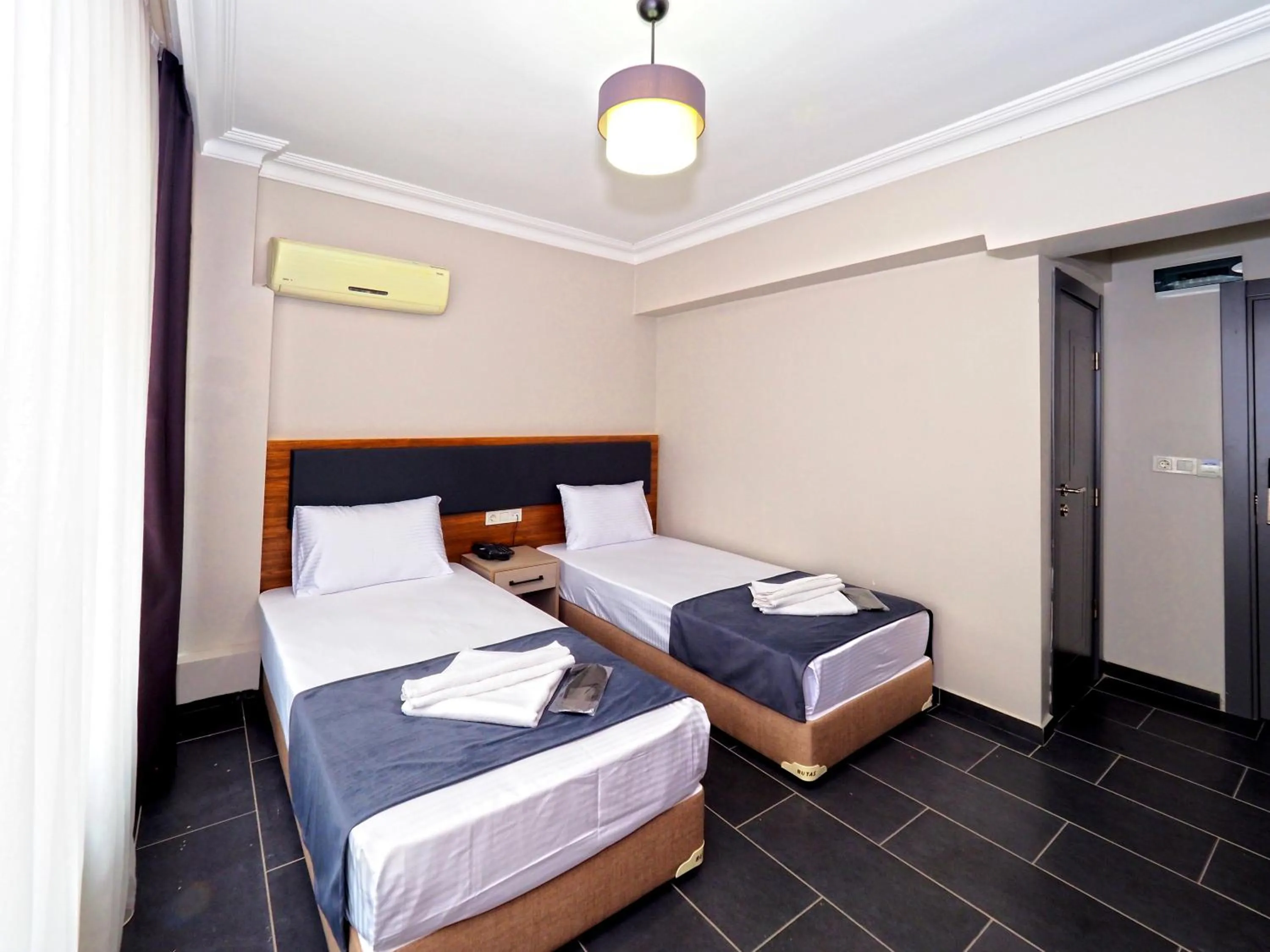 Coffee/tea facilities, Bed in Diamond Hotel Old Town