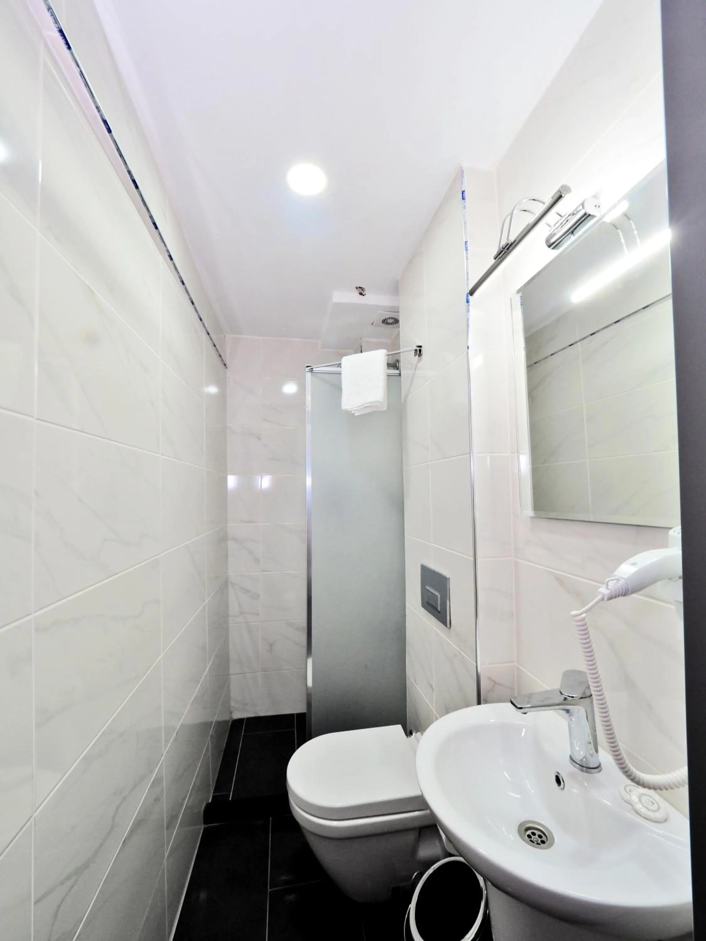 Shower in Diamond Hotel Old Town