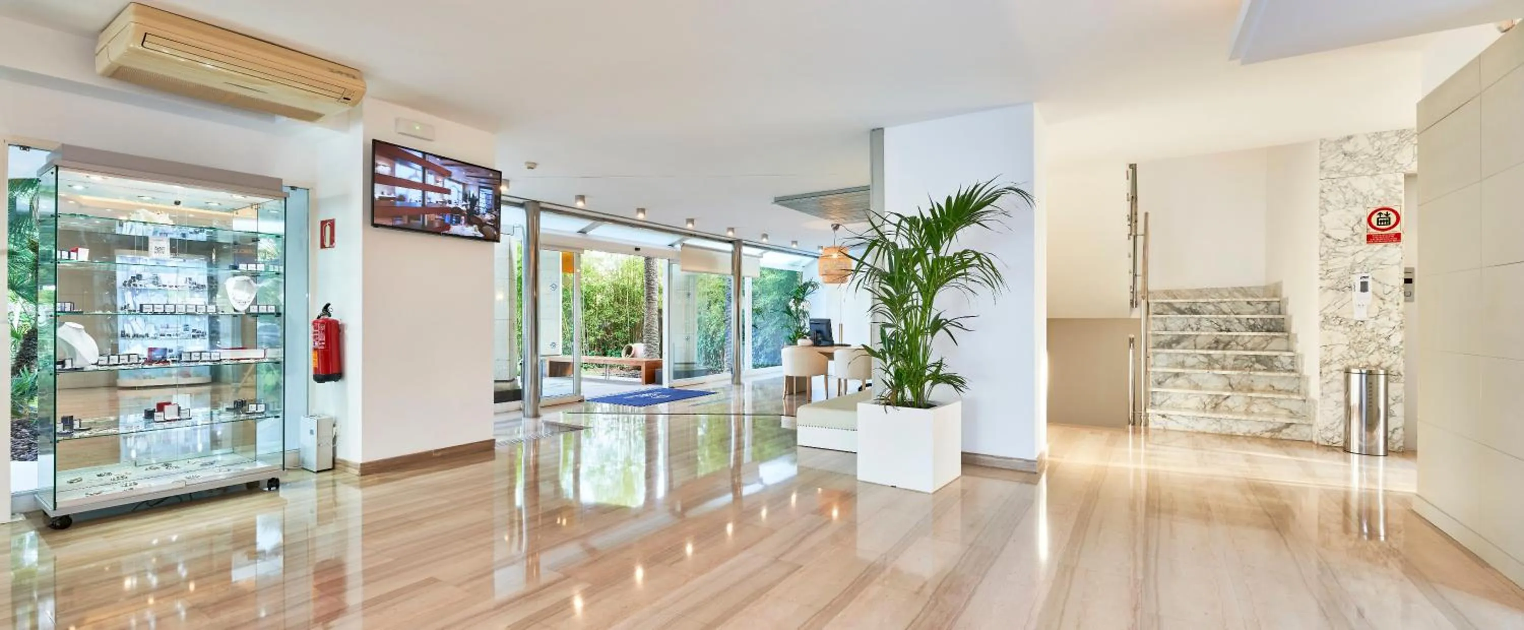 Lobby or reception in Globales Cala Bona