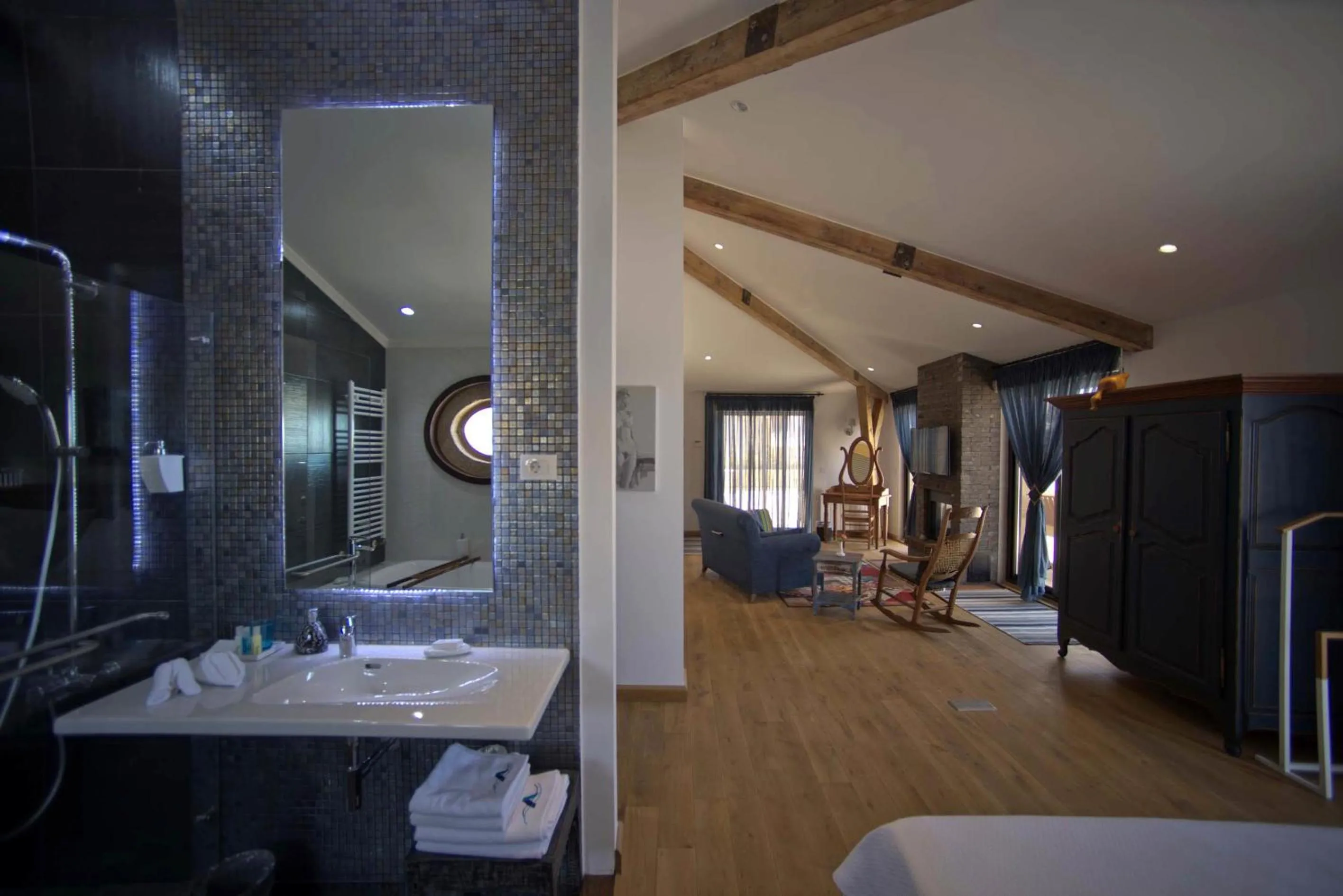 Decorative detail, Bed in L'Auberge de la Mer