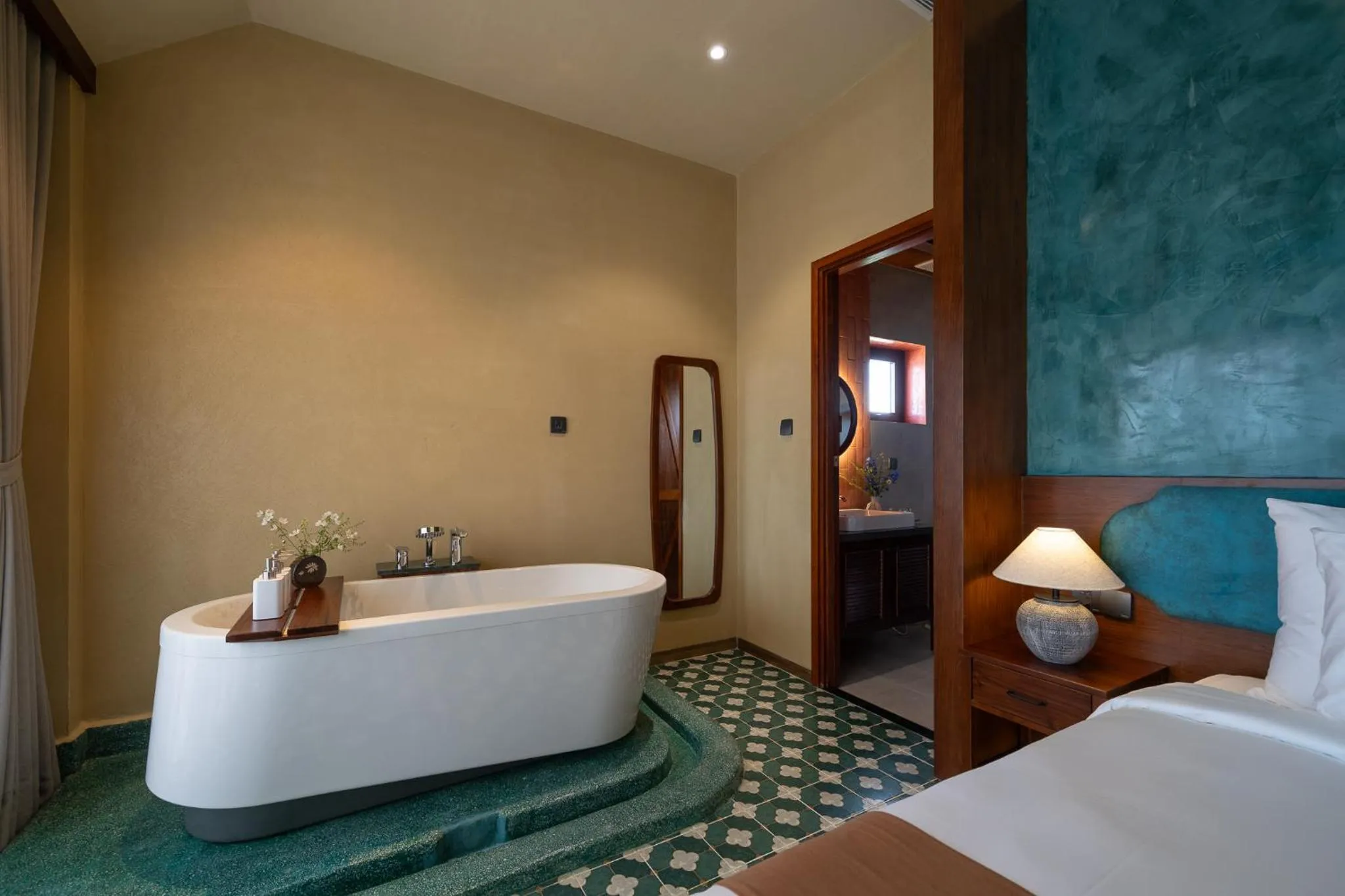 Bath, Bed in The Mist Boutique DaLat Hotel