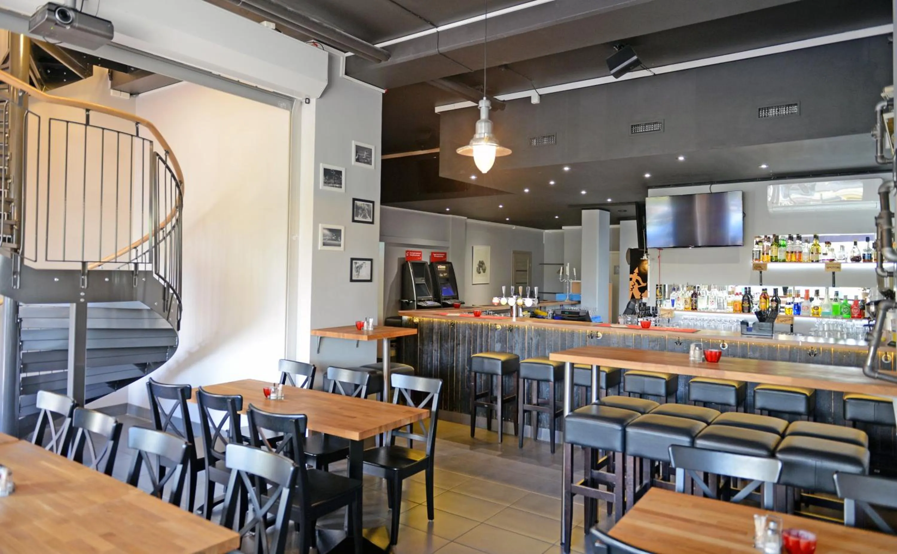 Restaurant/places to eat in Spoton Hostel & Sportsbar