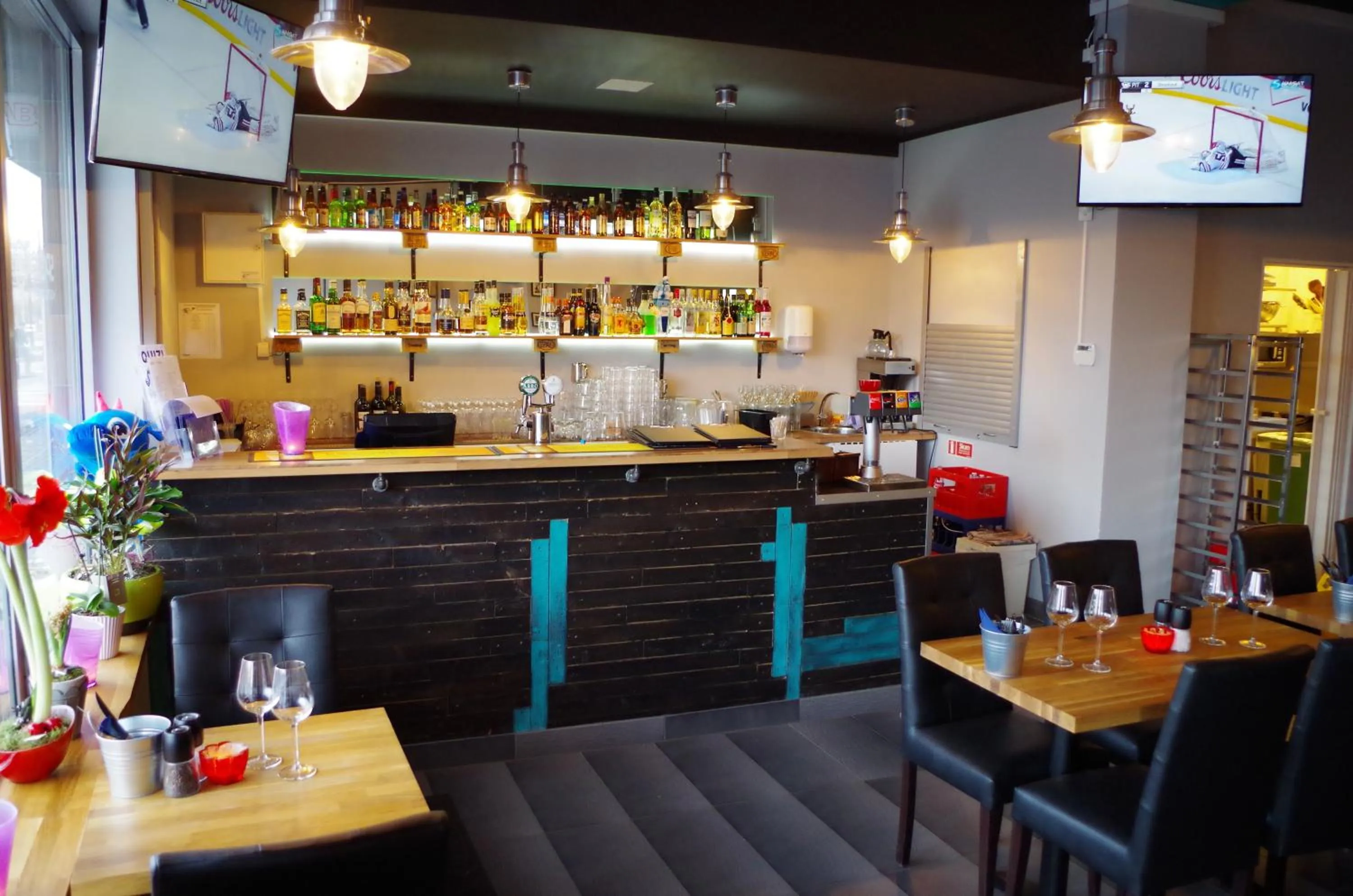 Restaurant/places to eat in Spoton Hostel & Sportsbar