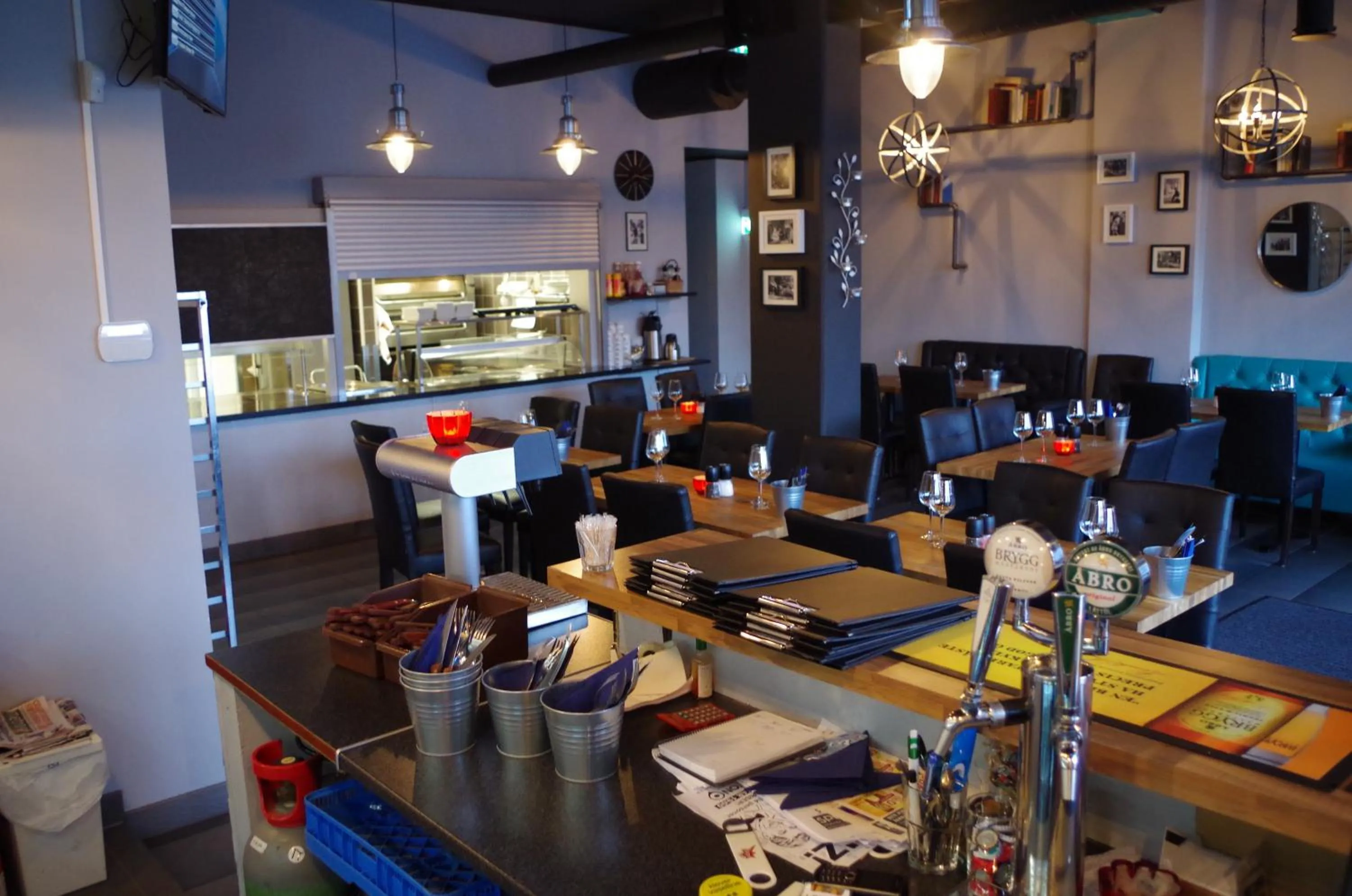 Restaurant/places to eat in Spoton Hostel & Sportsbar