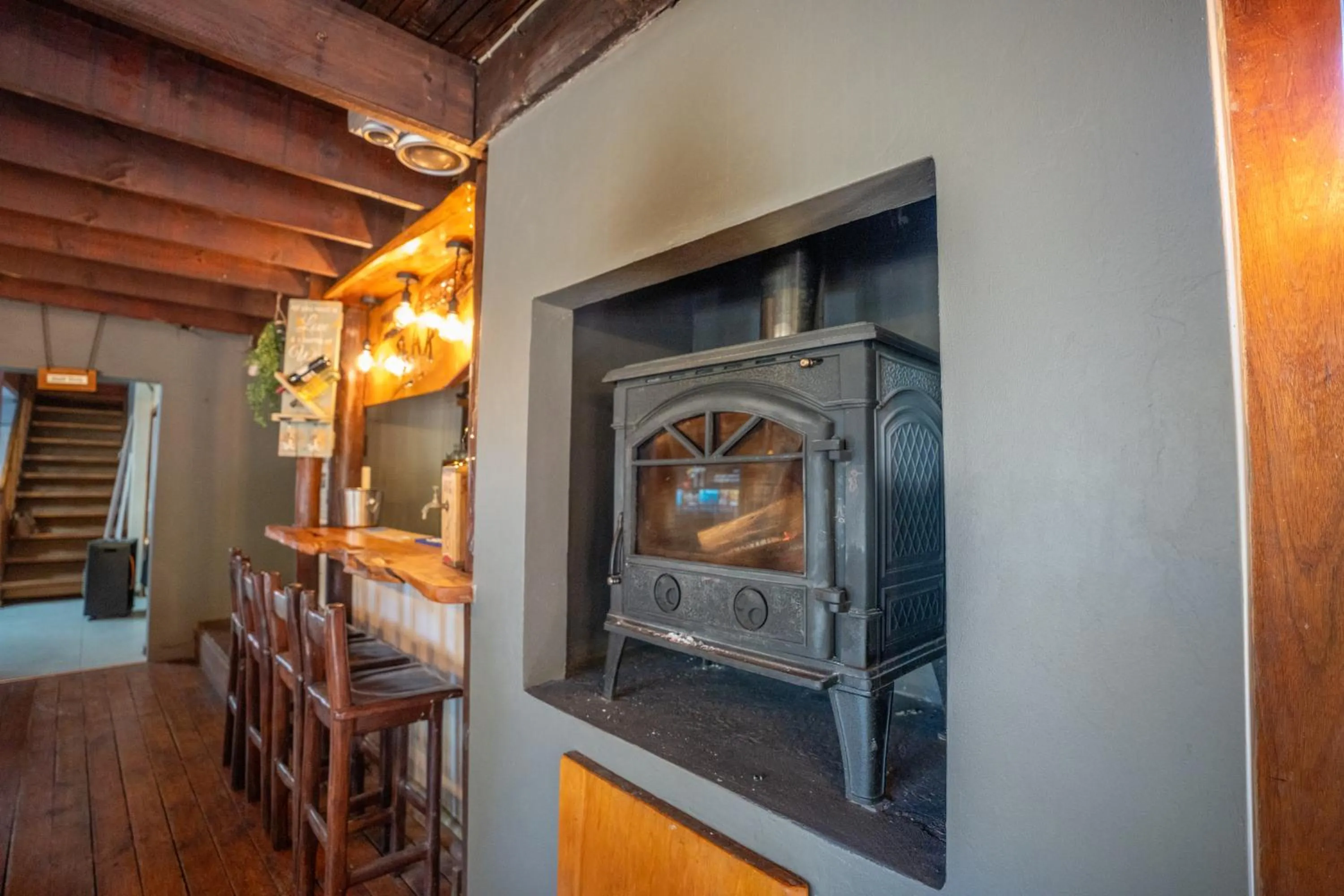 Lounge or bar in Tidewaters River Lodge