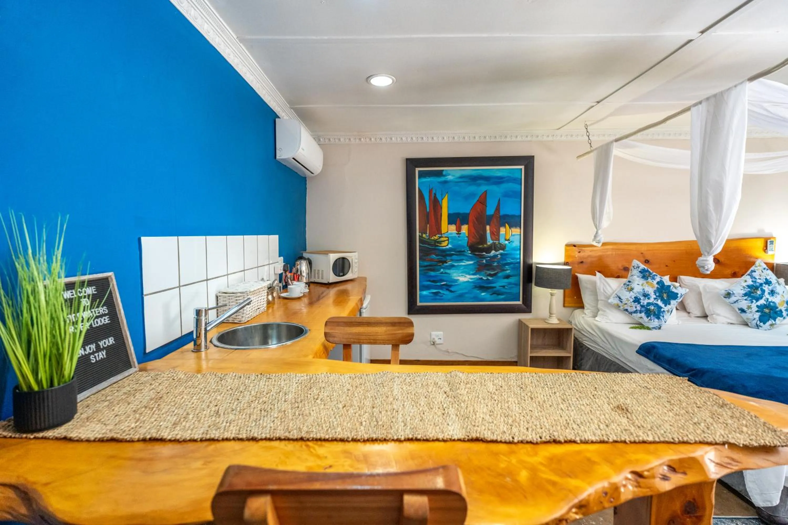 Dining area, Bed in Tidewaters River Lodge