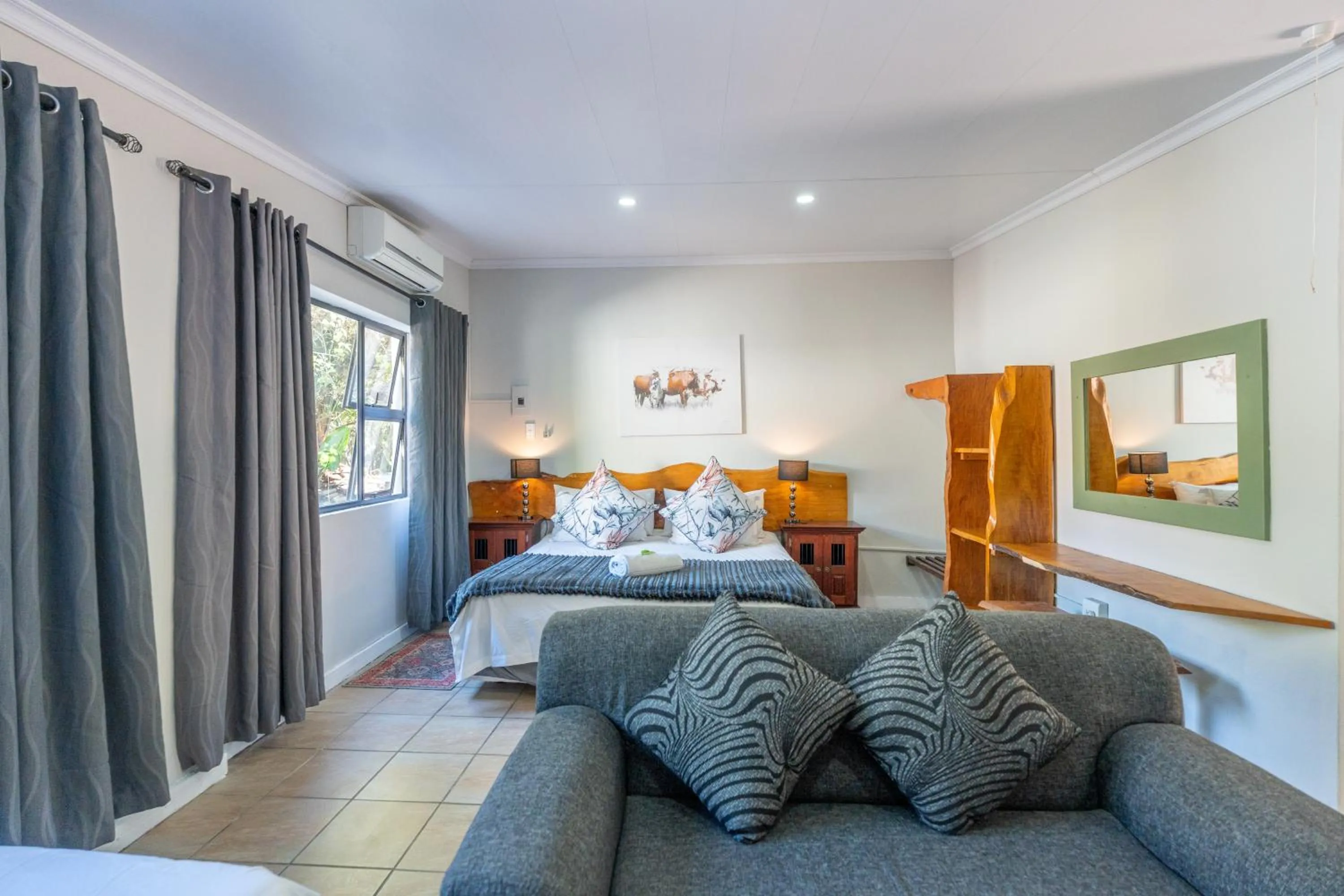 Living room, Bed in Tidewaters River Lodge