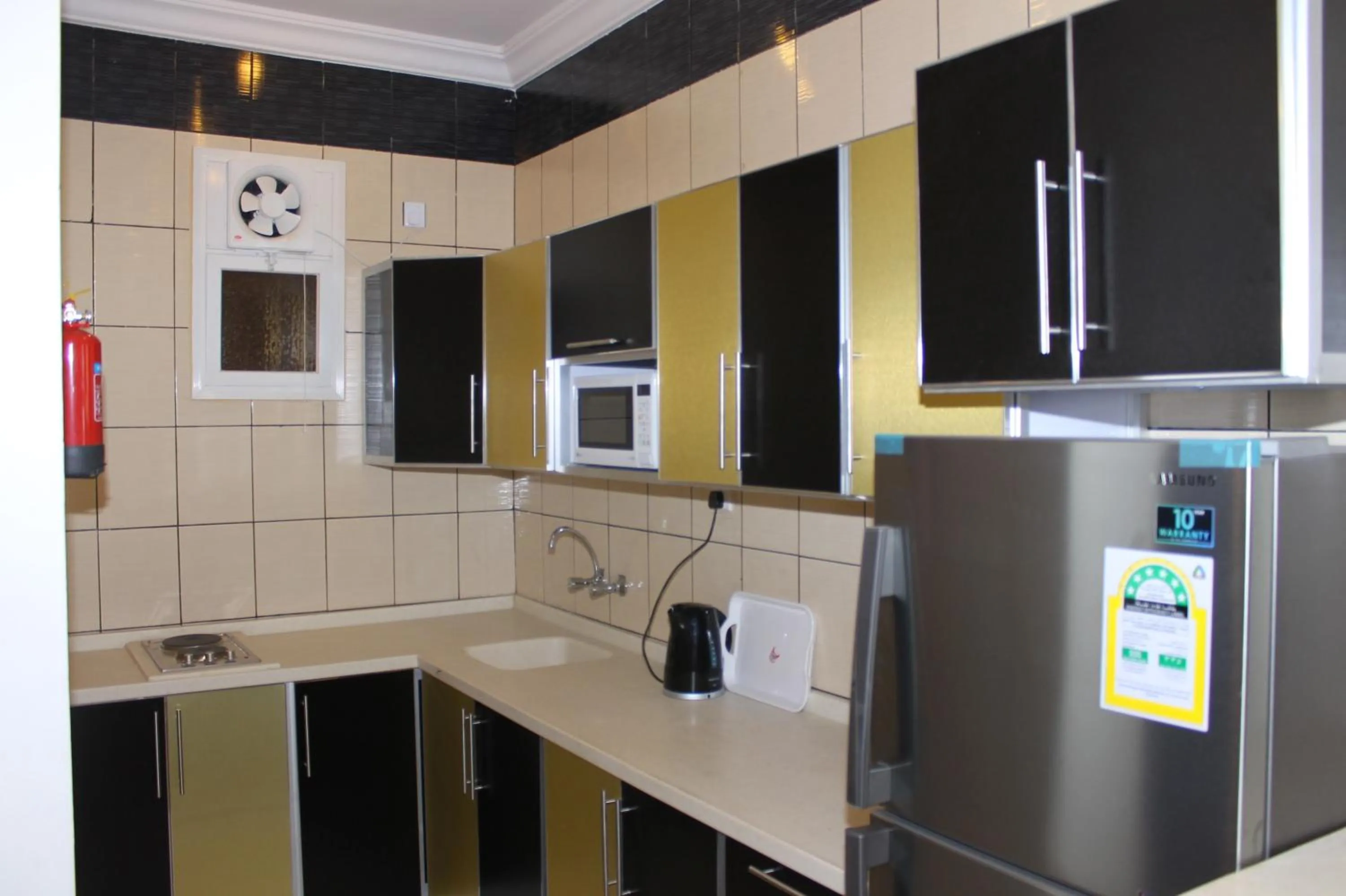 Kitchen or kitchenette in فخامة الديار للشقق المخدومة Fakhamat Aldyar For Serviced Apartments