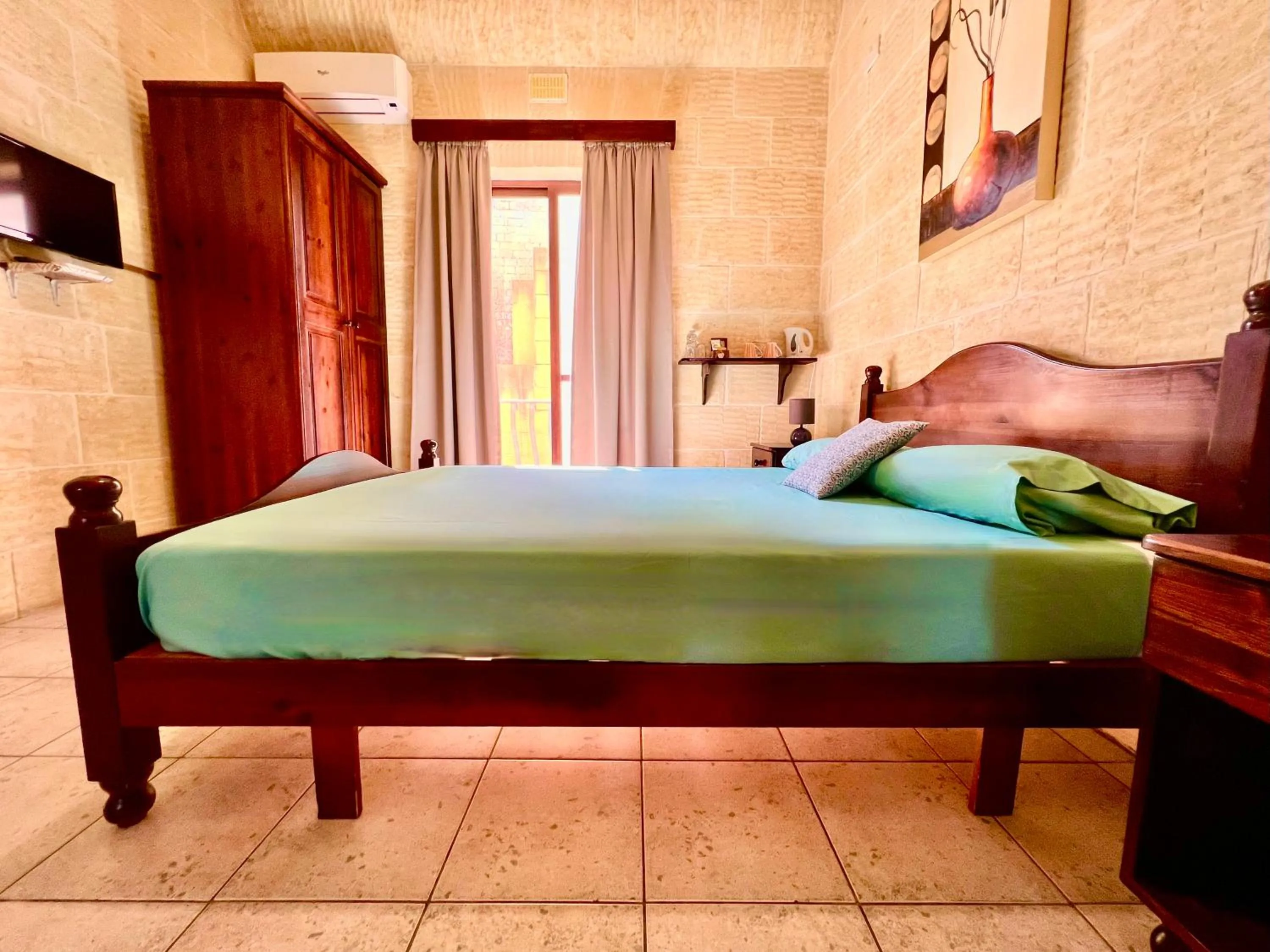 Bed in Grotto's Paradise B&B