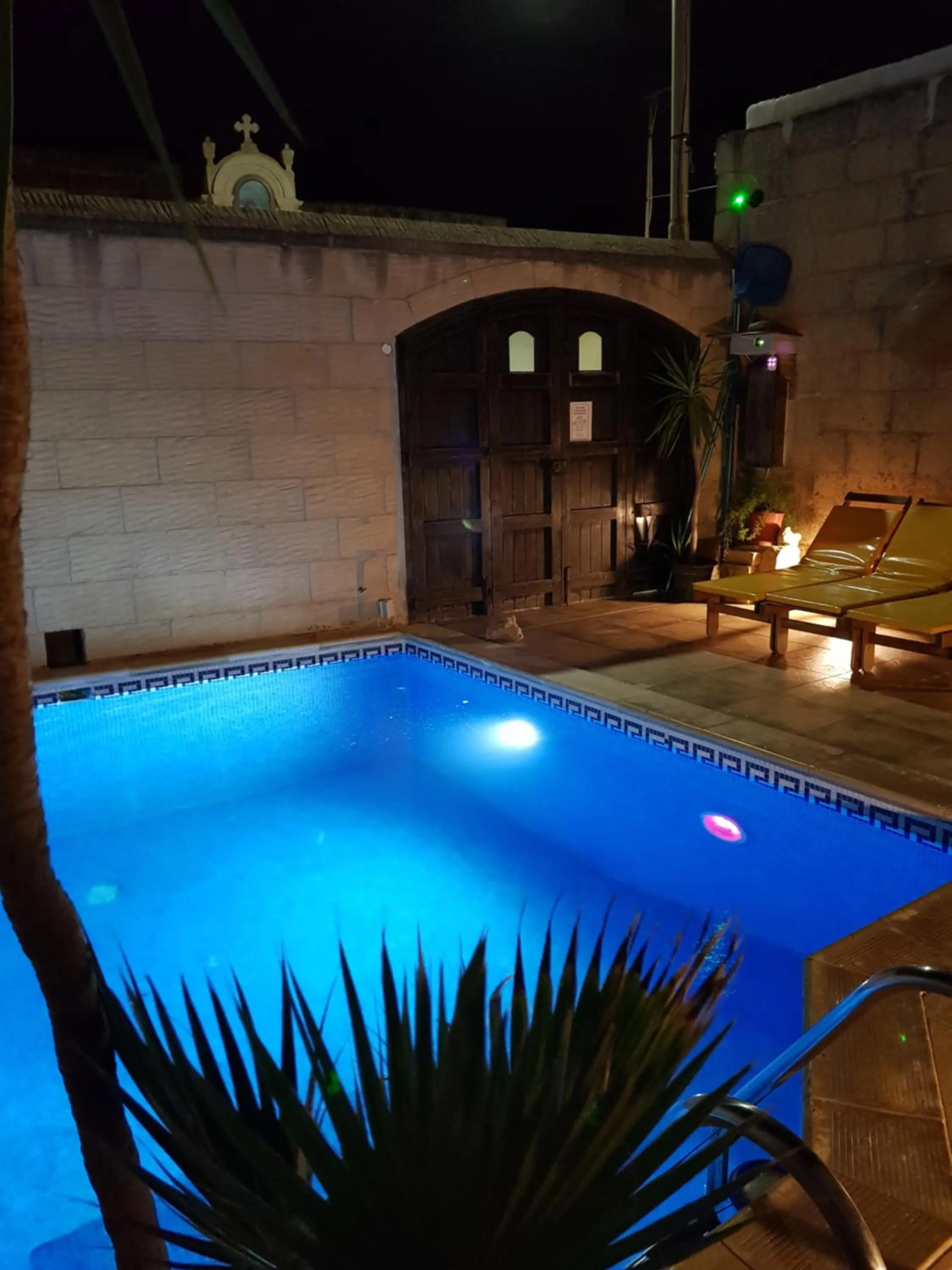 Swimming pool in Grotto's Paradise B&B