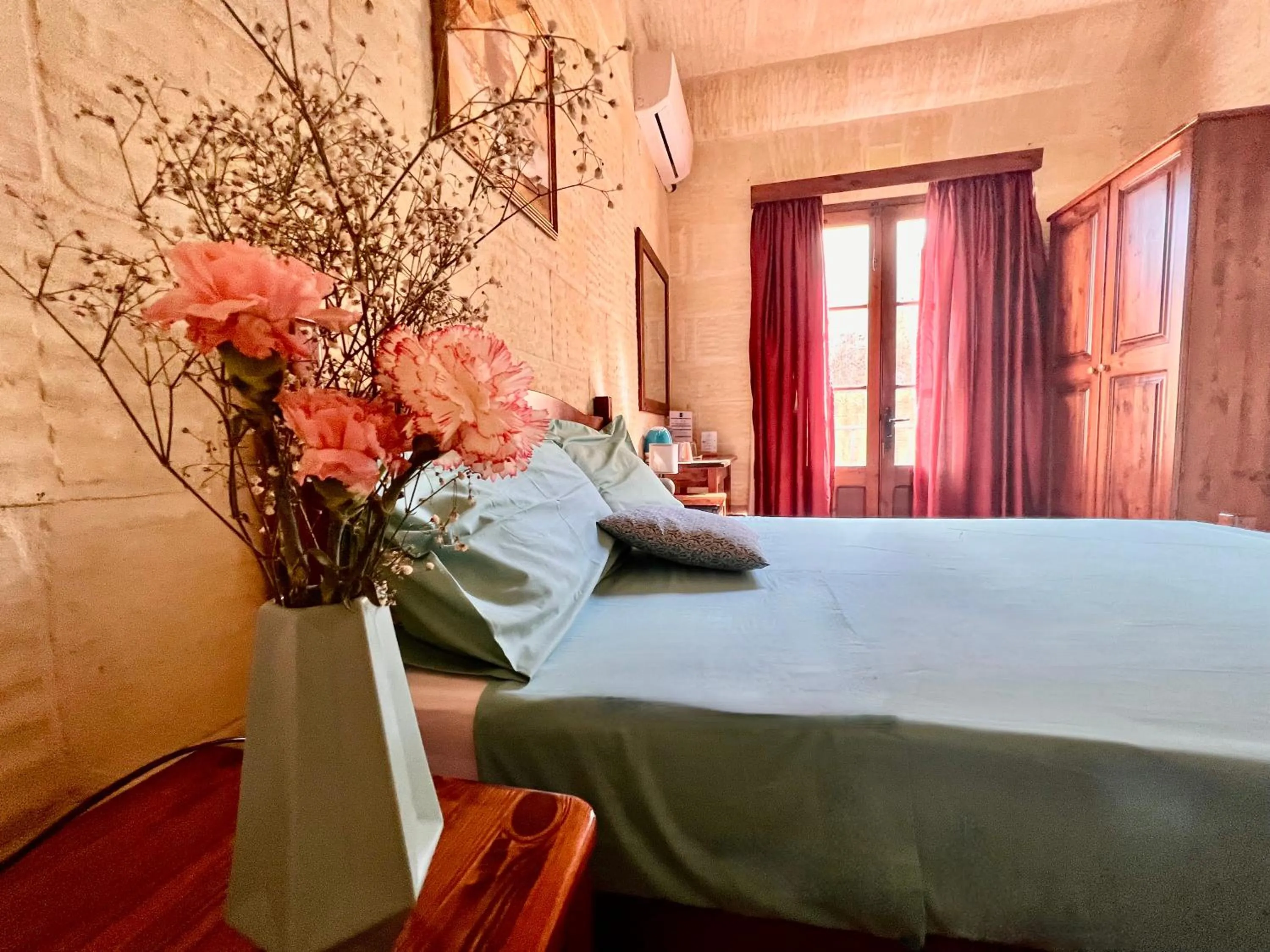 Bed in Grotto's Paradise B&B