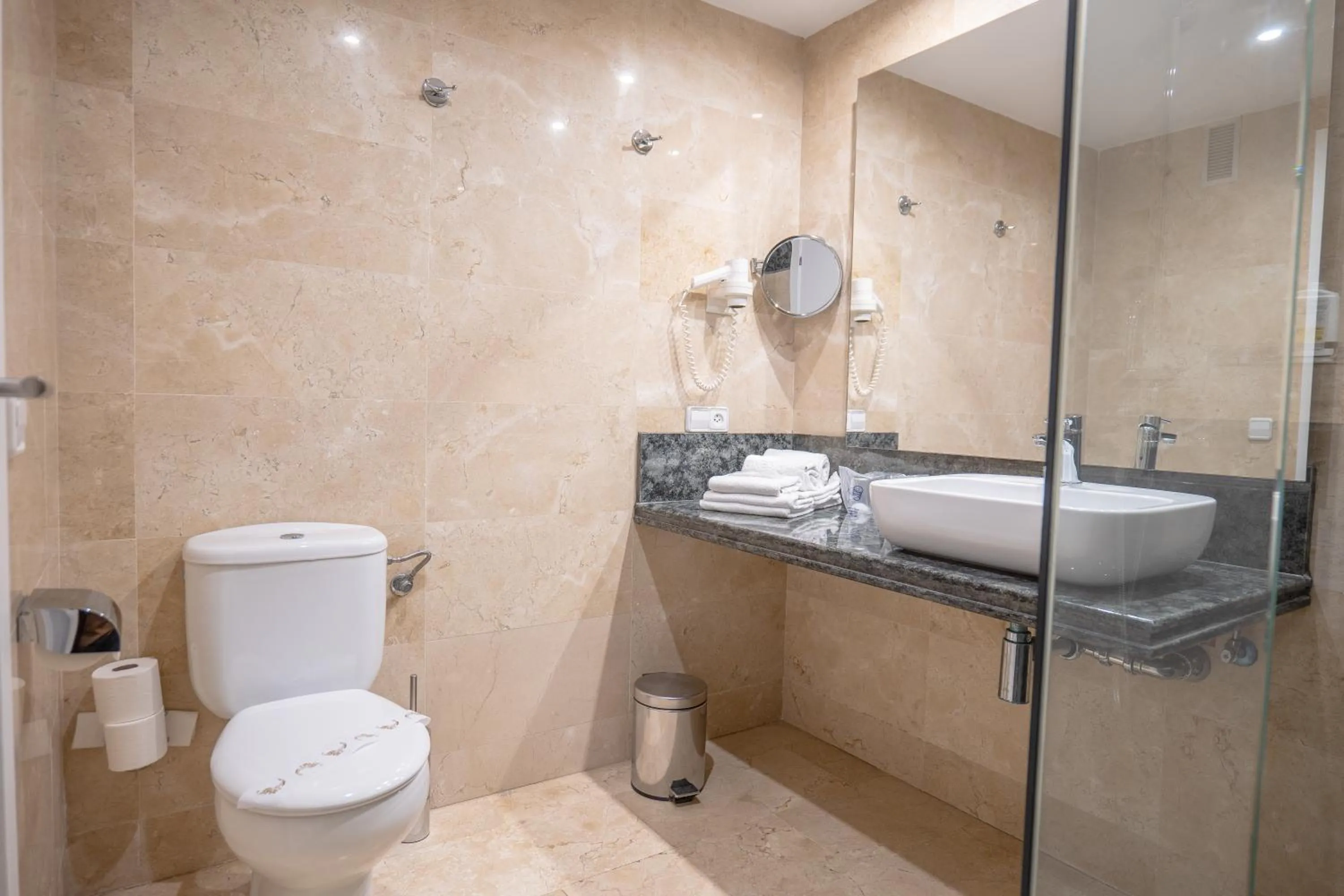 Bathroom in Aparthotel Dunes Platja