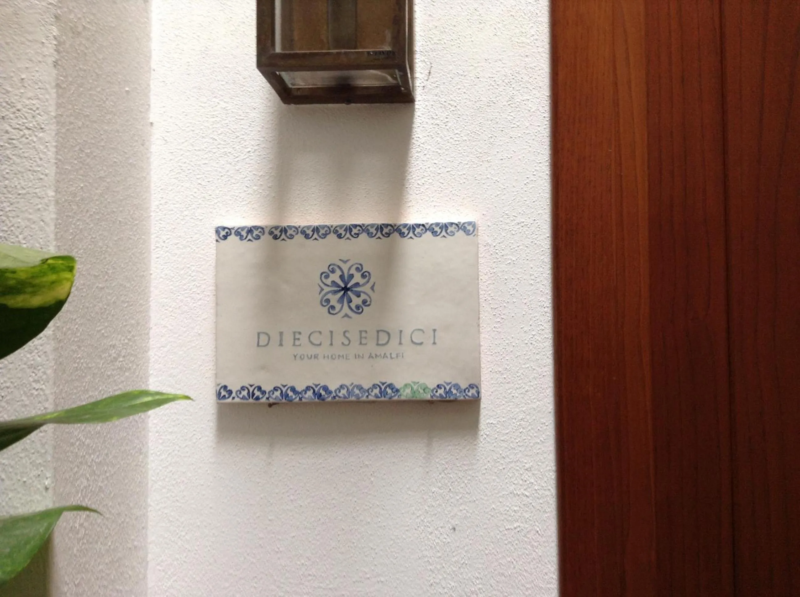 Facade/entrance in DieciSedici