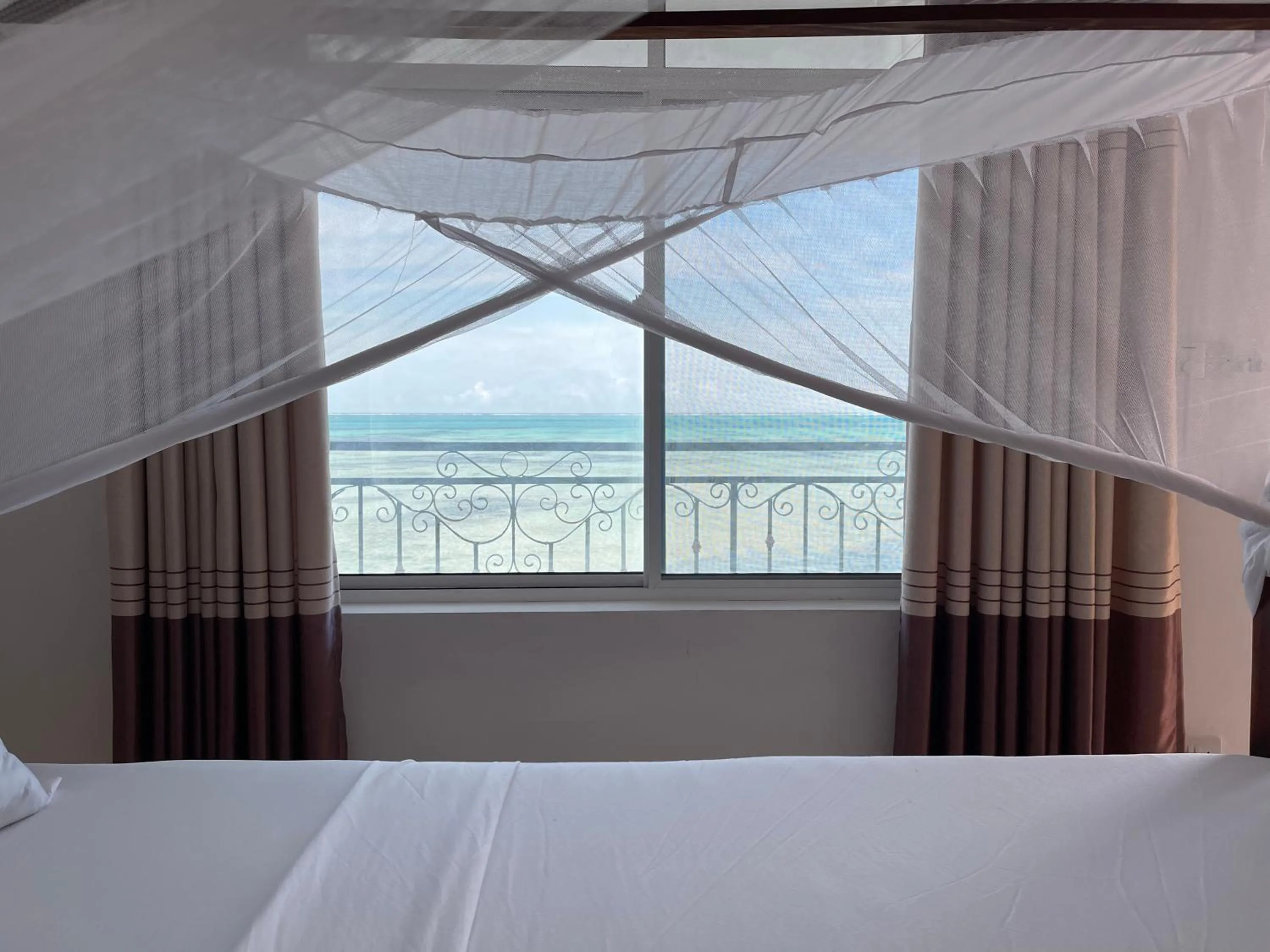 Swimming pool, Bed in Visitor's Inn