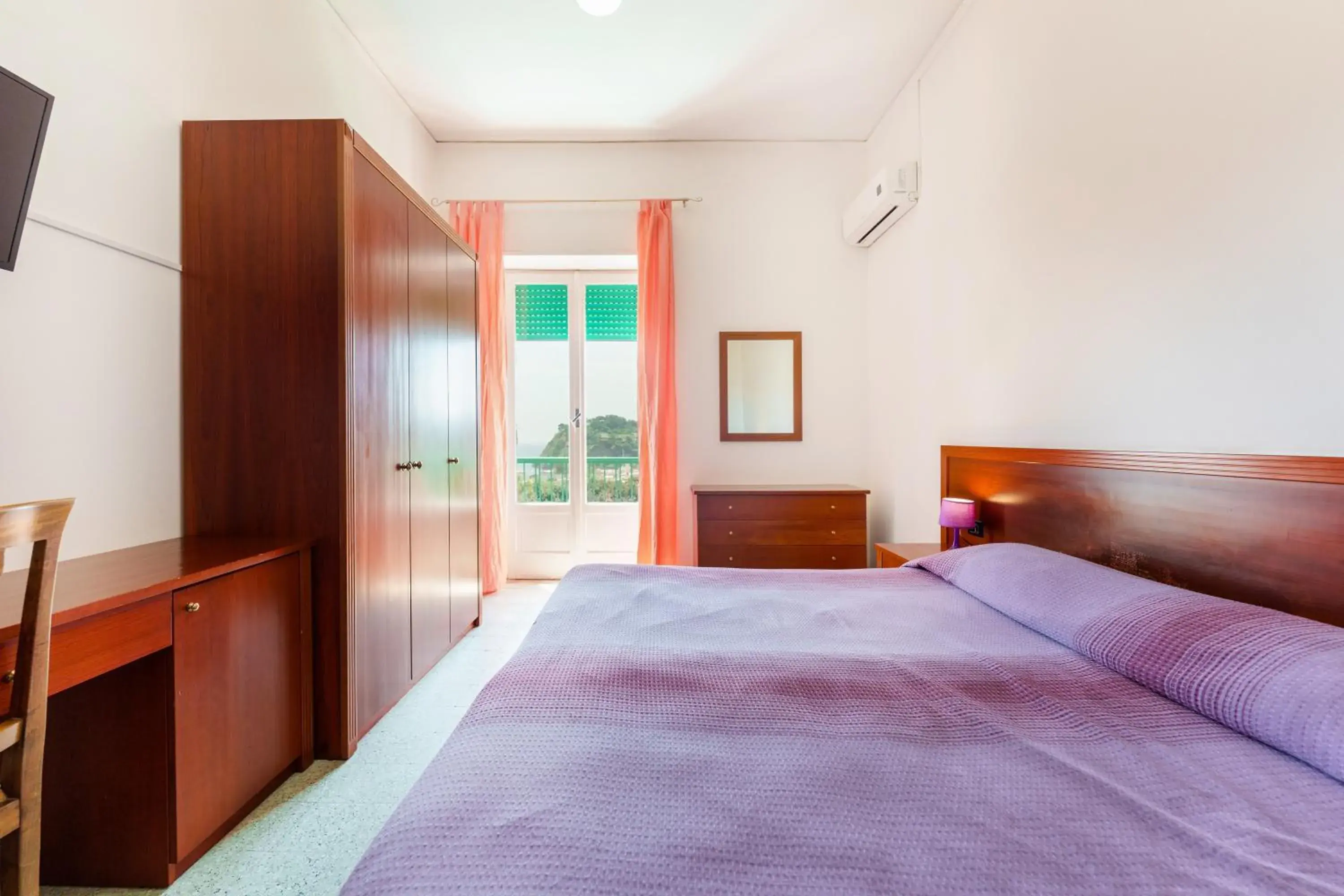 Standard Triple Room with Sea View in Hotel Riviera Standard Triple Room with Sea View in Hotel Riviera