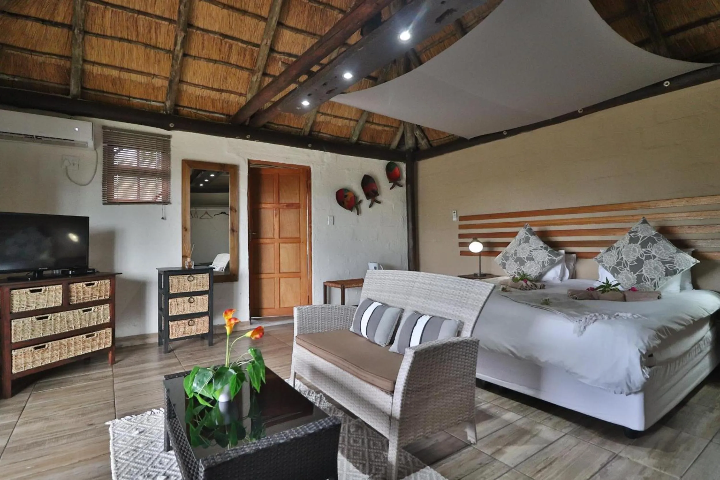 Photo of the whole room, Bed in Kruger View Chalets