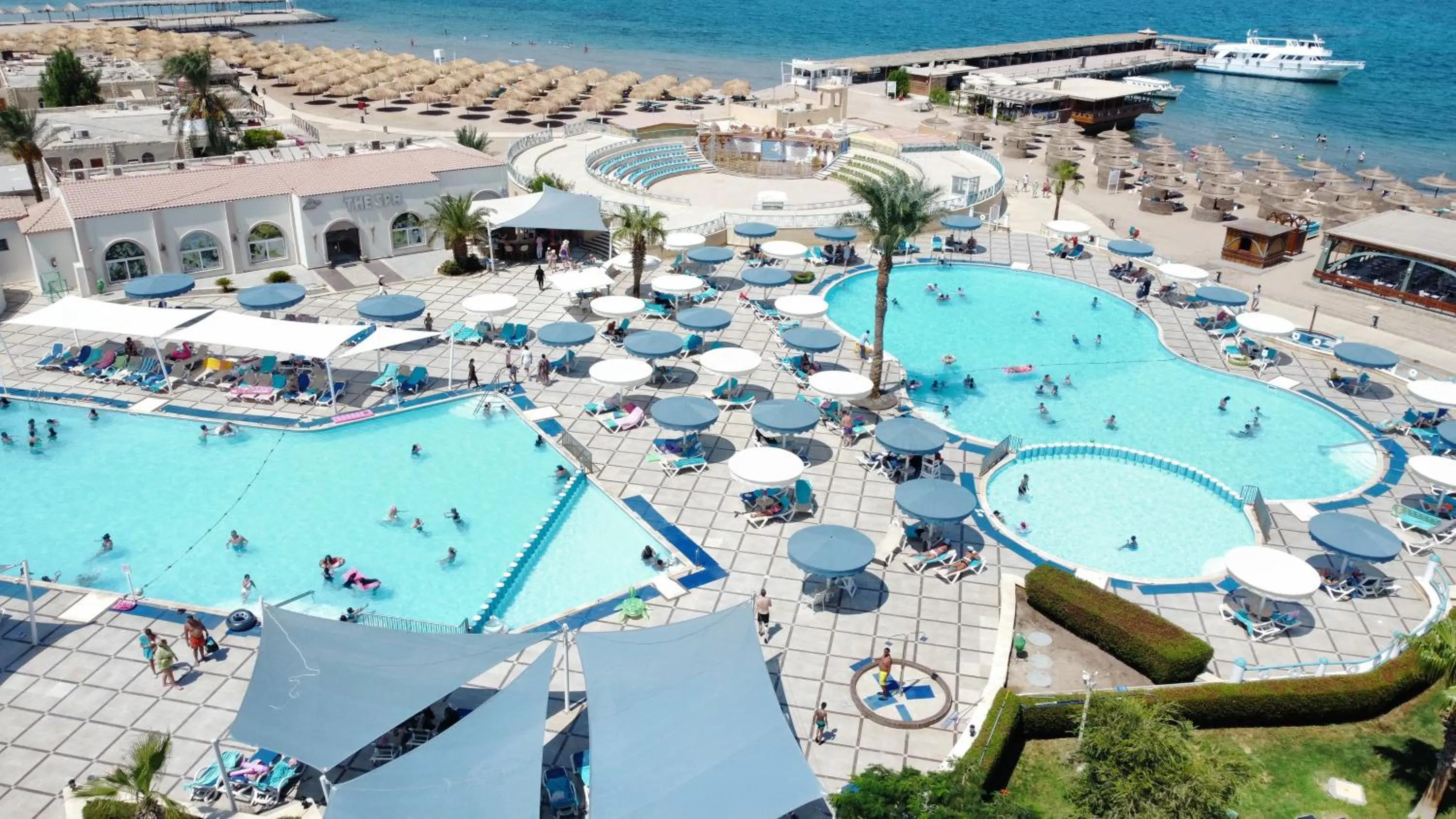 Swimming pool in Aladdin Beach Resort