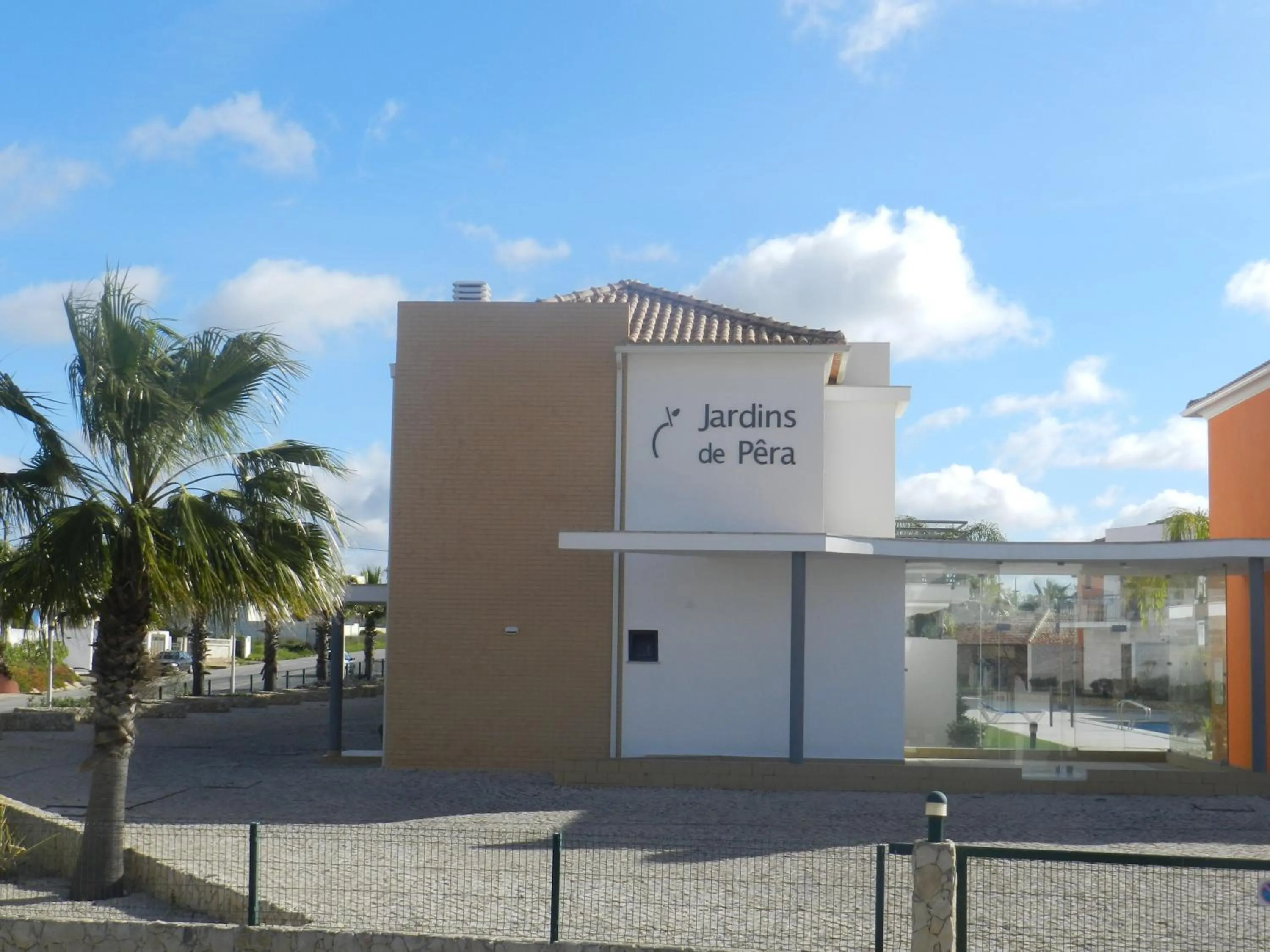 Facade/entrance in Jardins de Pêra