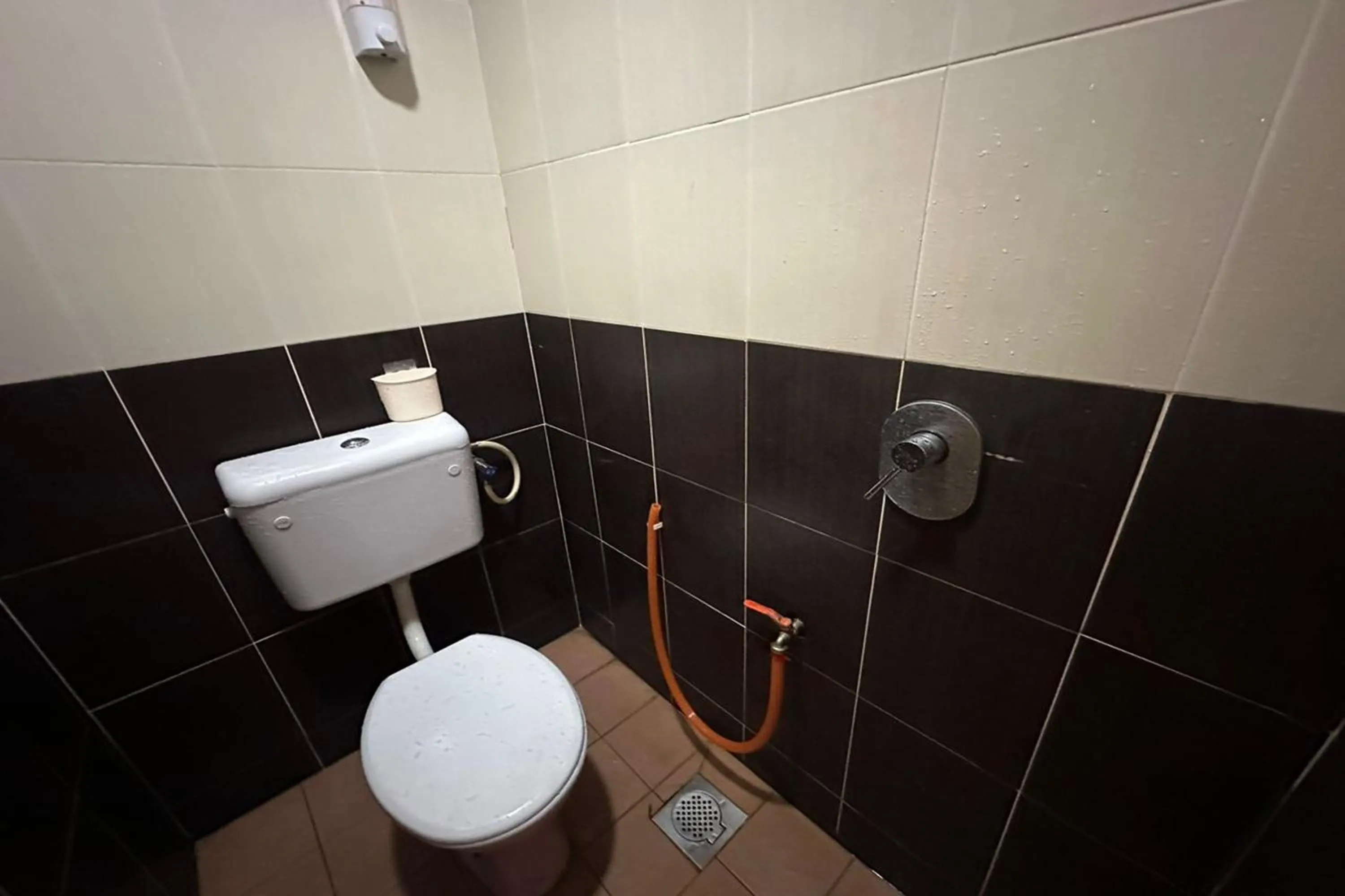 Shower in I Rose Budget Hotel