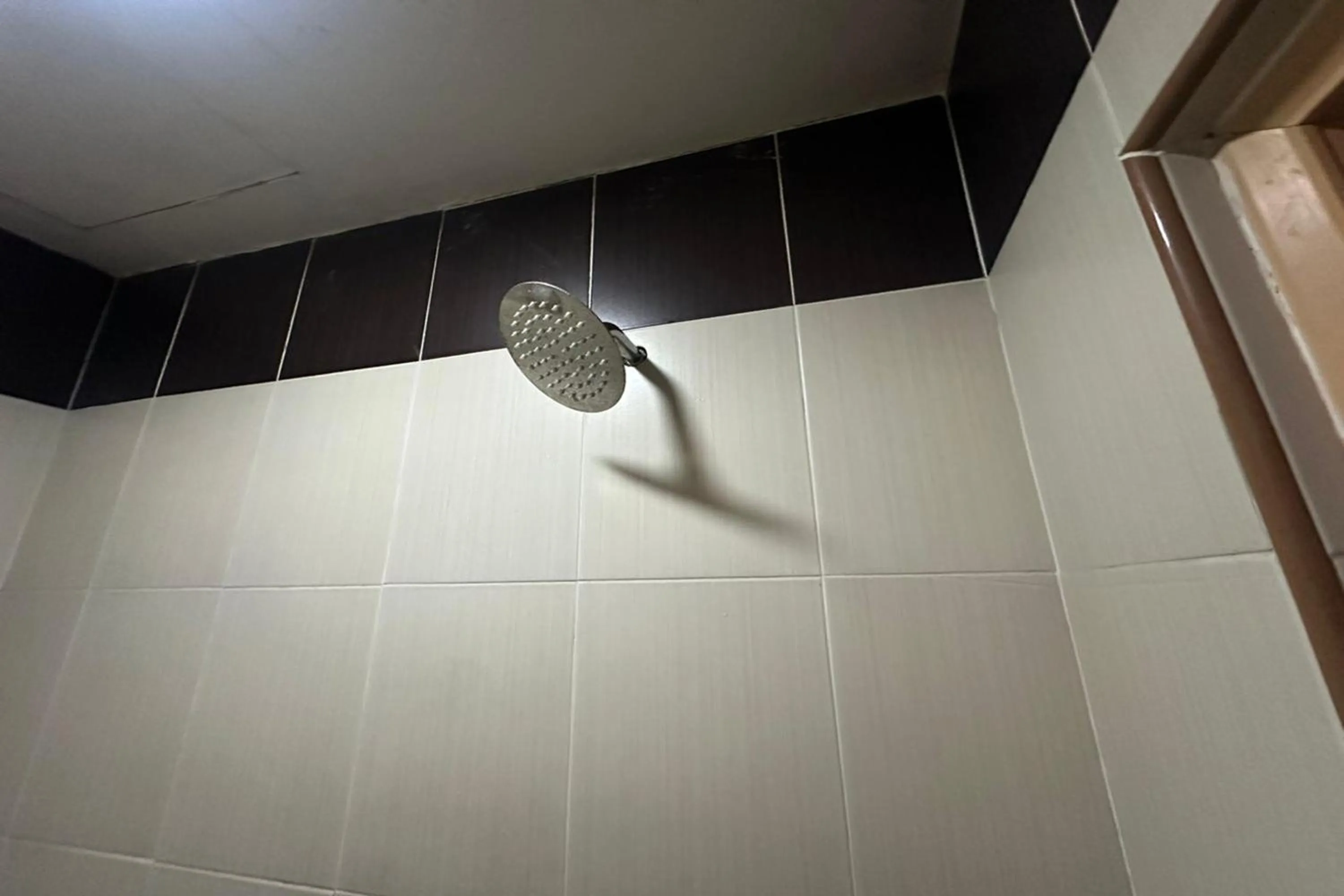 Shower in I Rose Budget Hotel