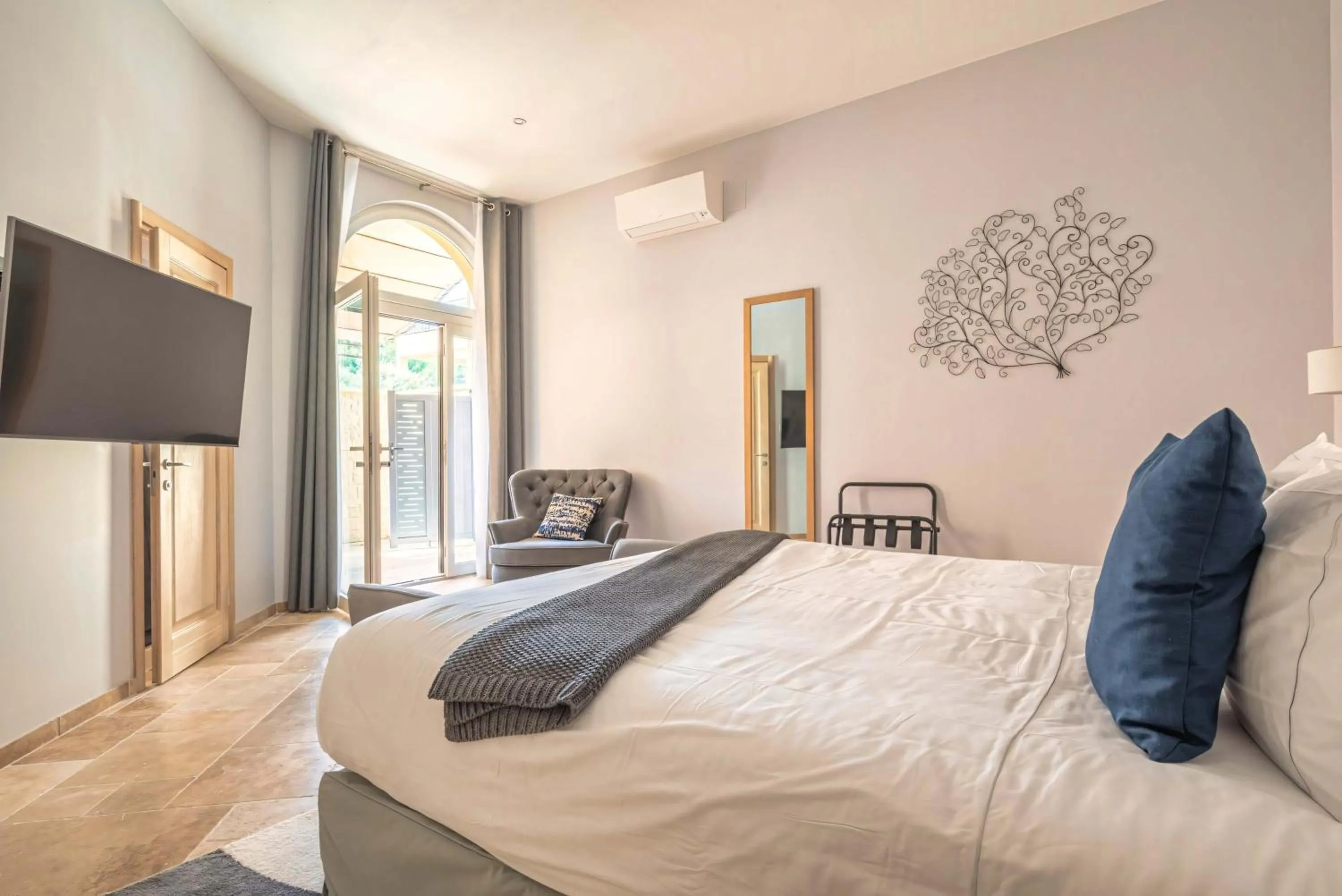 Bedroom, Bed in Domaine Ribiera, Hotel 5 Etoiles, SPA & Golf - Forcalquier