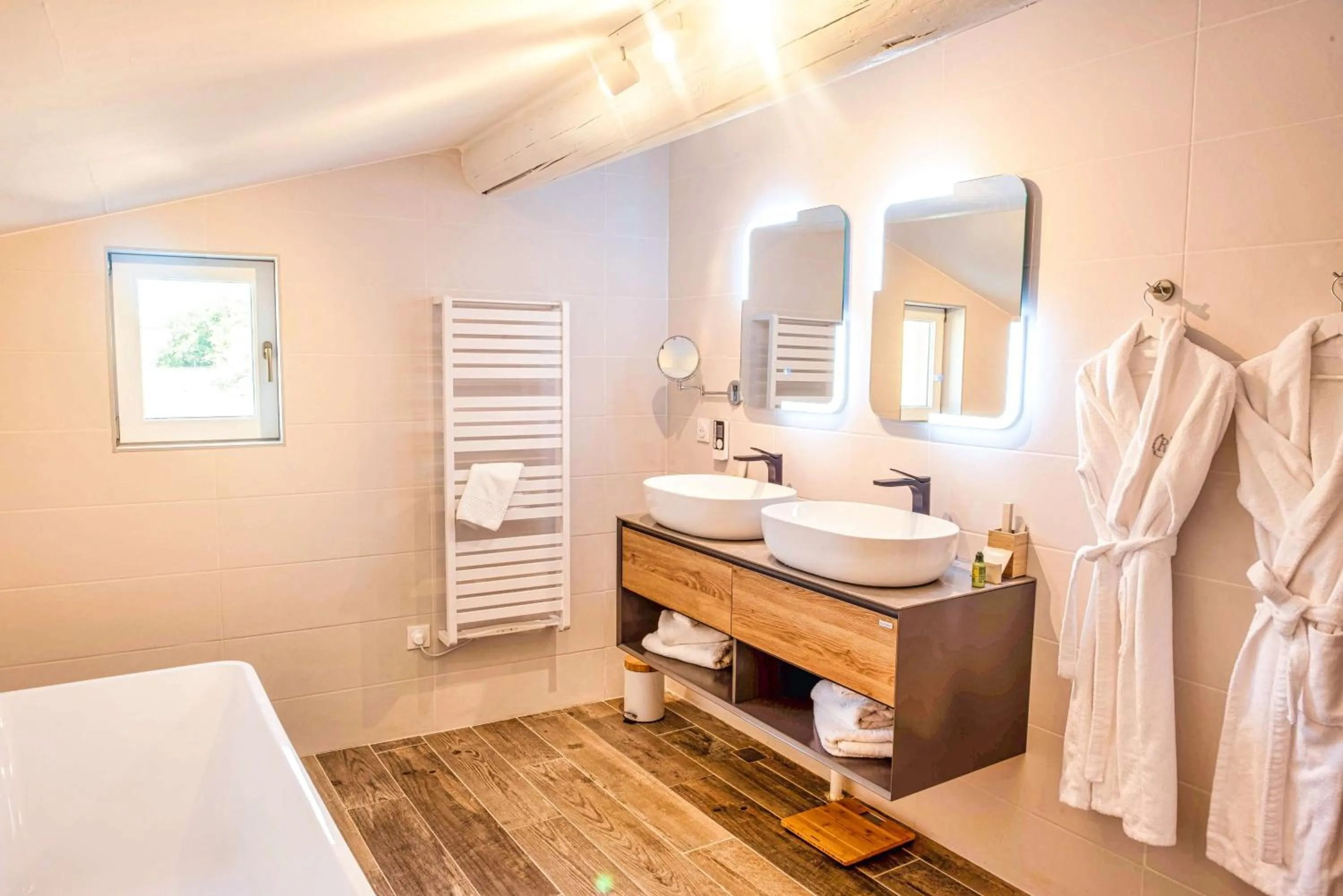 Bathroom, Bed in Domaine Ribiera, Hotel 5 Etoiles, SPA & Golf - Forcalquier