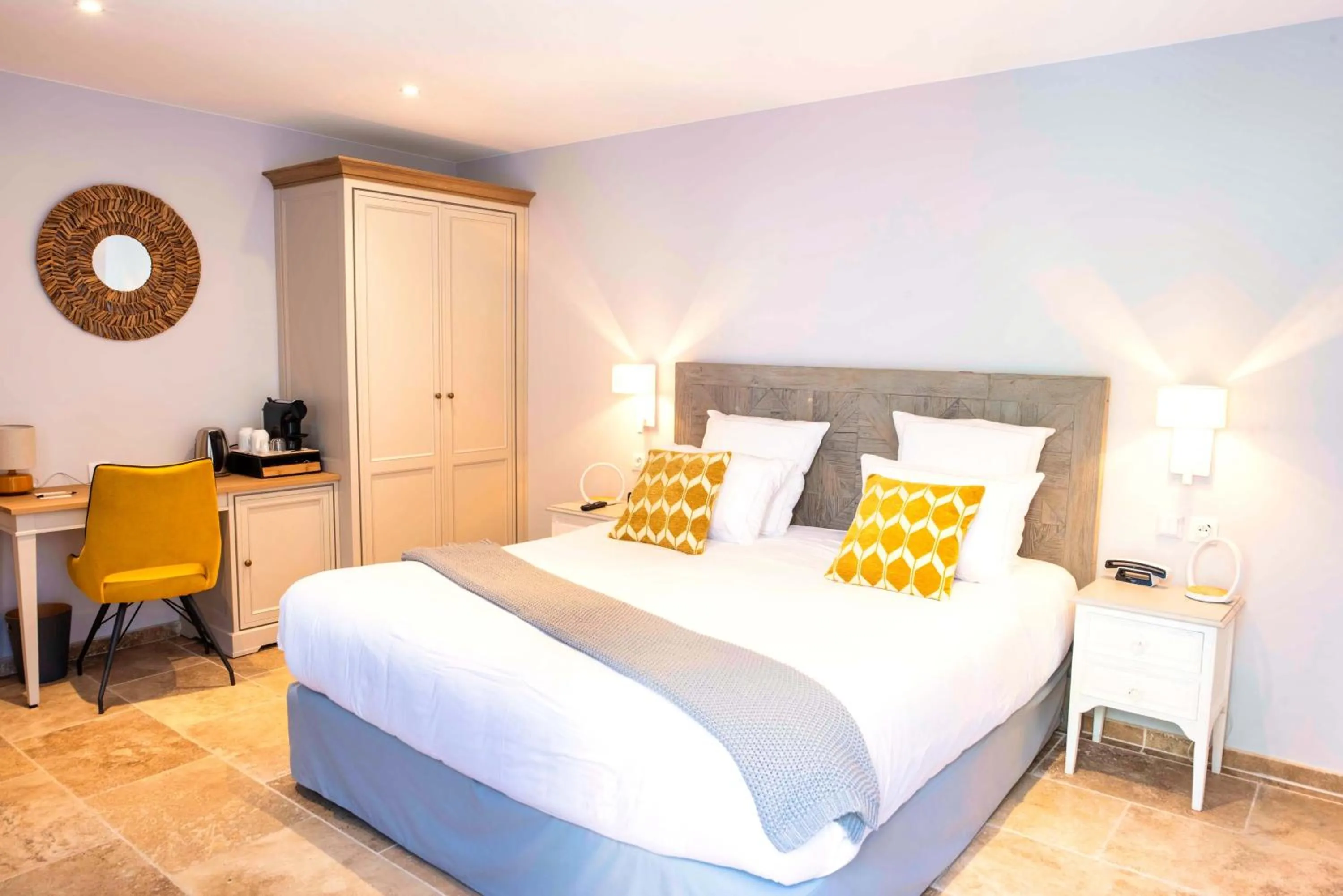 Bedroom, Bed in Domaine Ribiera, Hotel 5 Etoiles, SPA & Golf - Forcalquier