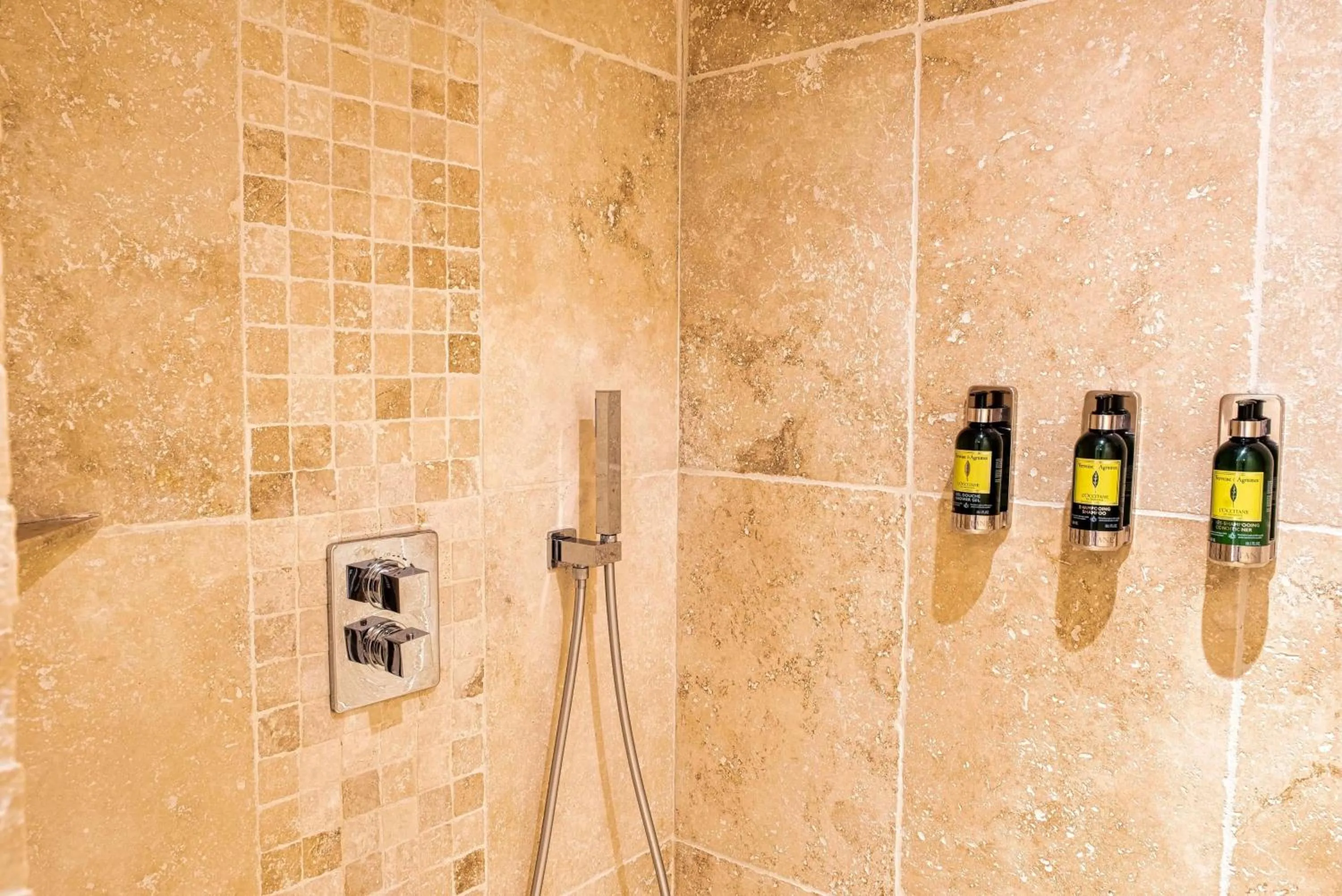 Shower in Domaine Ribiera, Hotel 5 Etoiles, SPA & Golf - Forcalquier