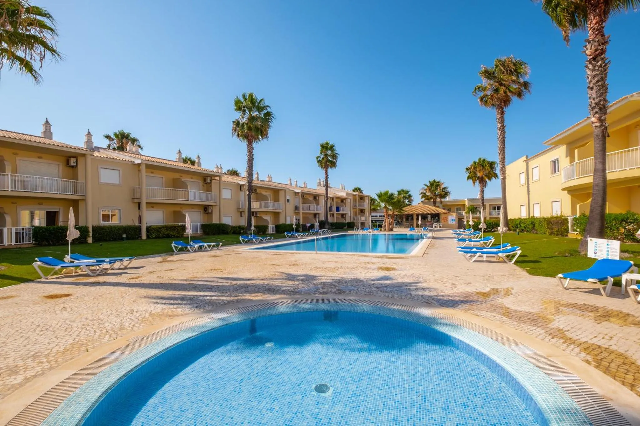 Property building in Jardins Vale de Parra