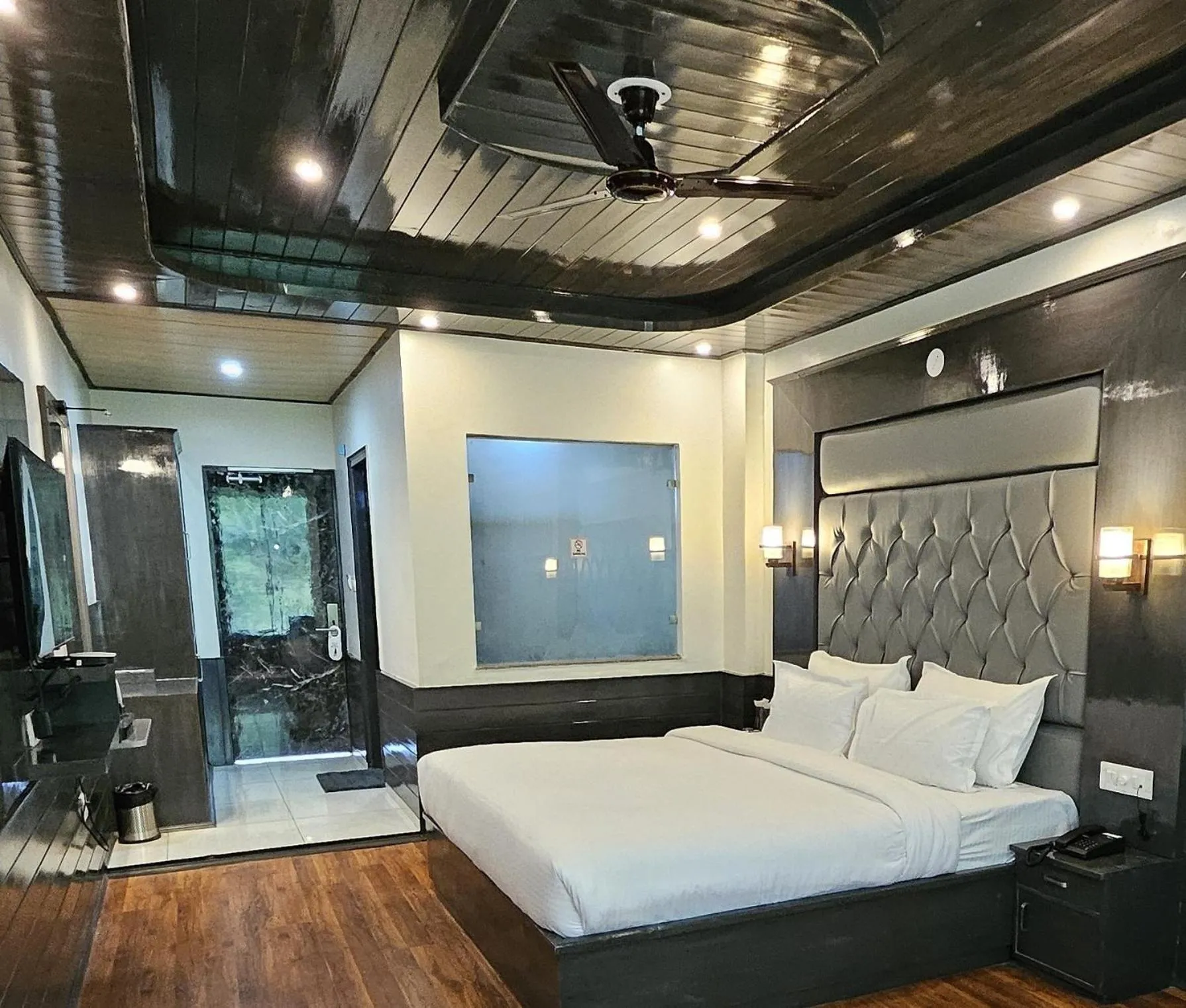 Superior King Room in Vine Hills Manali