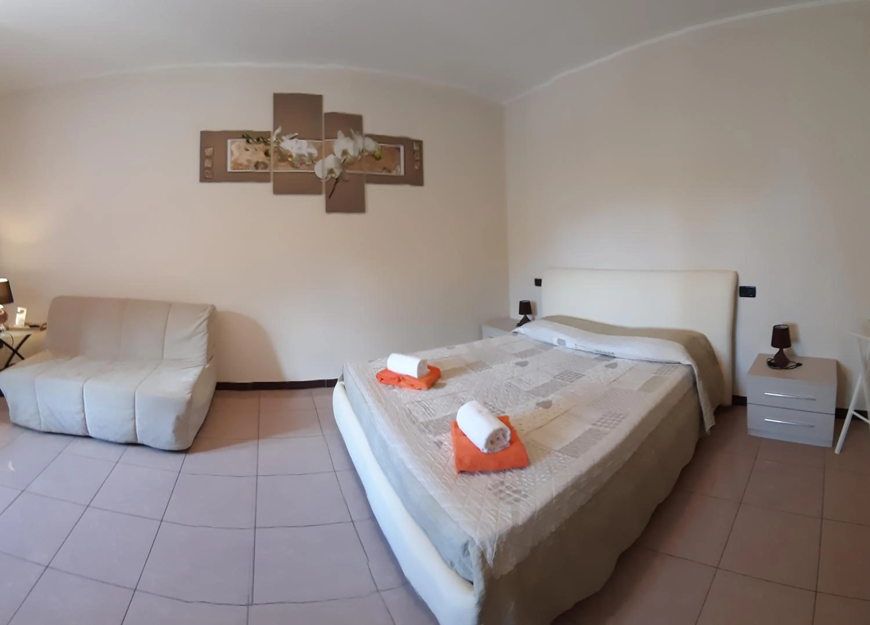 Photo of the whole room, Bed in Villa Leilani B&B