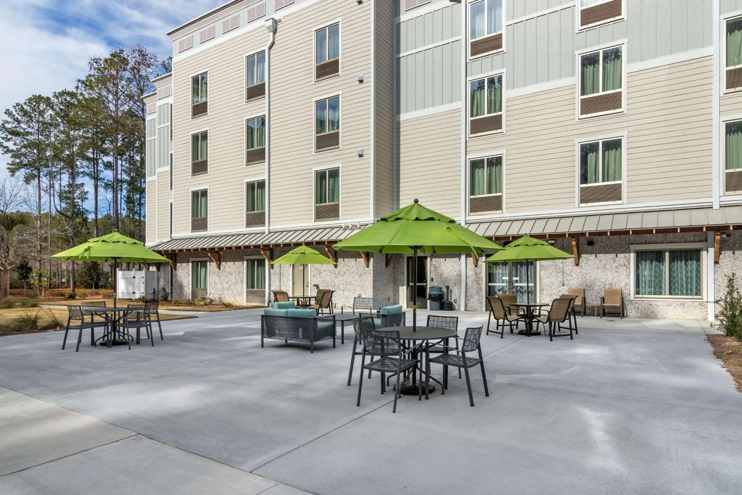 Property building in Best Western Plus Bluffton/Hilton Head Hotel