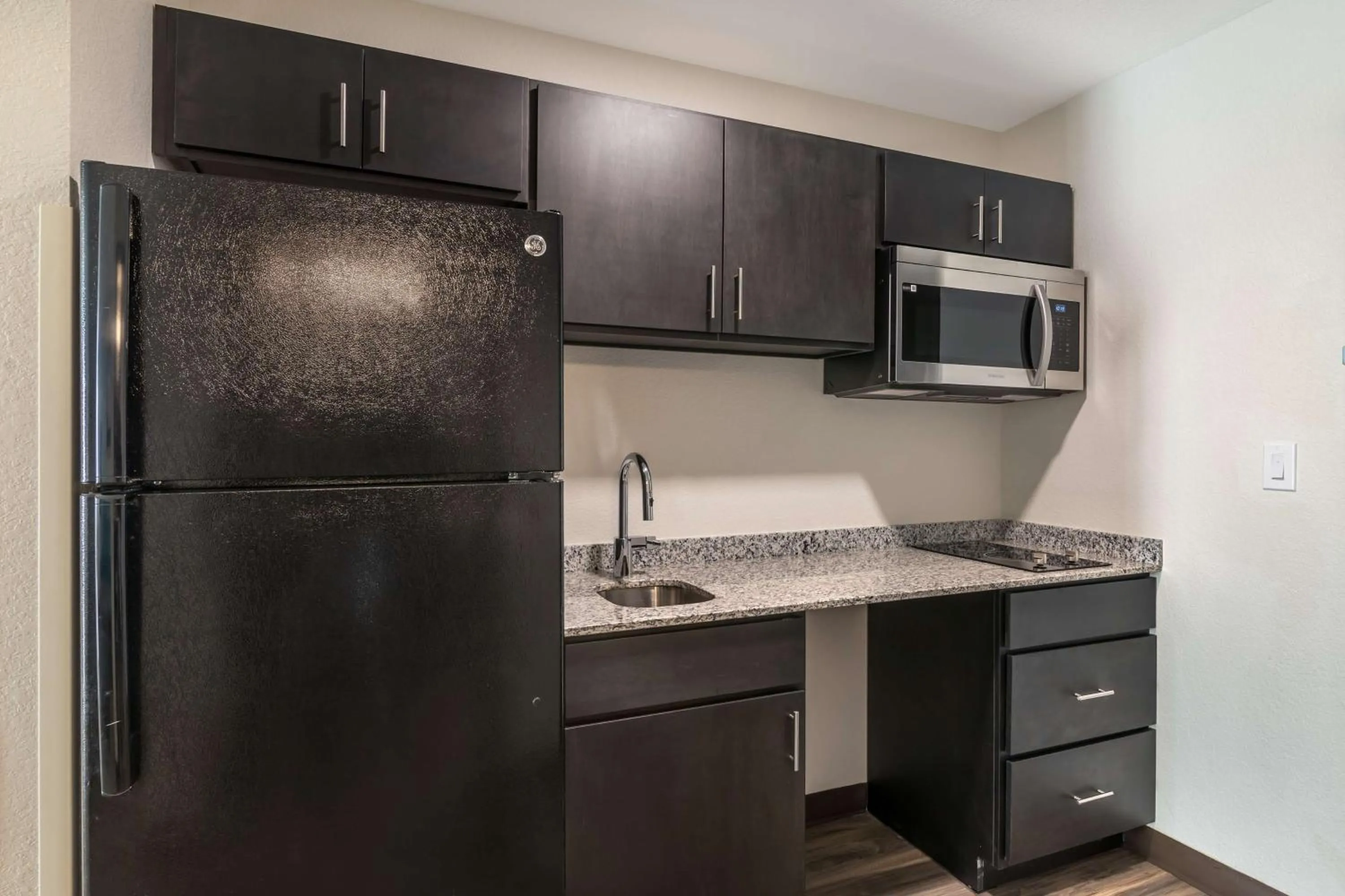 Kitchen or kitchenette in Best Western Plus Bluffton/Hilton Head Hotel
