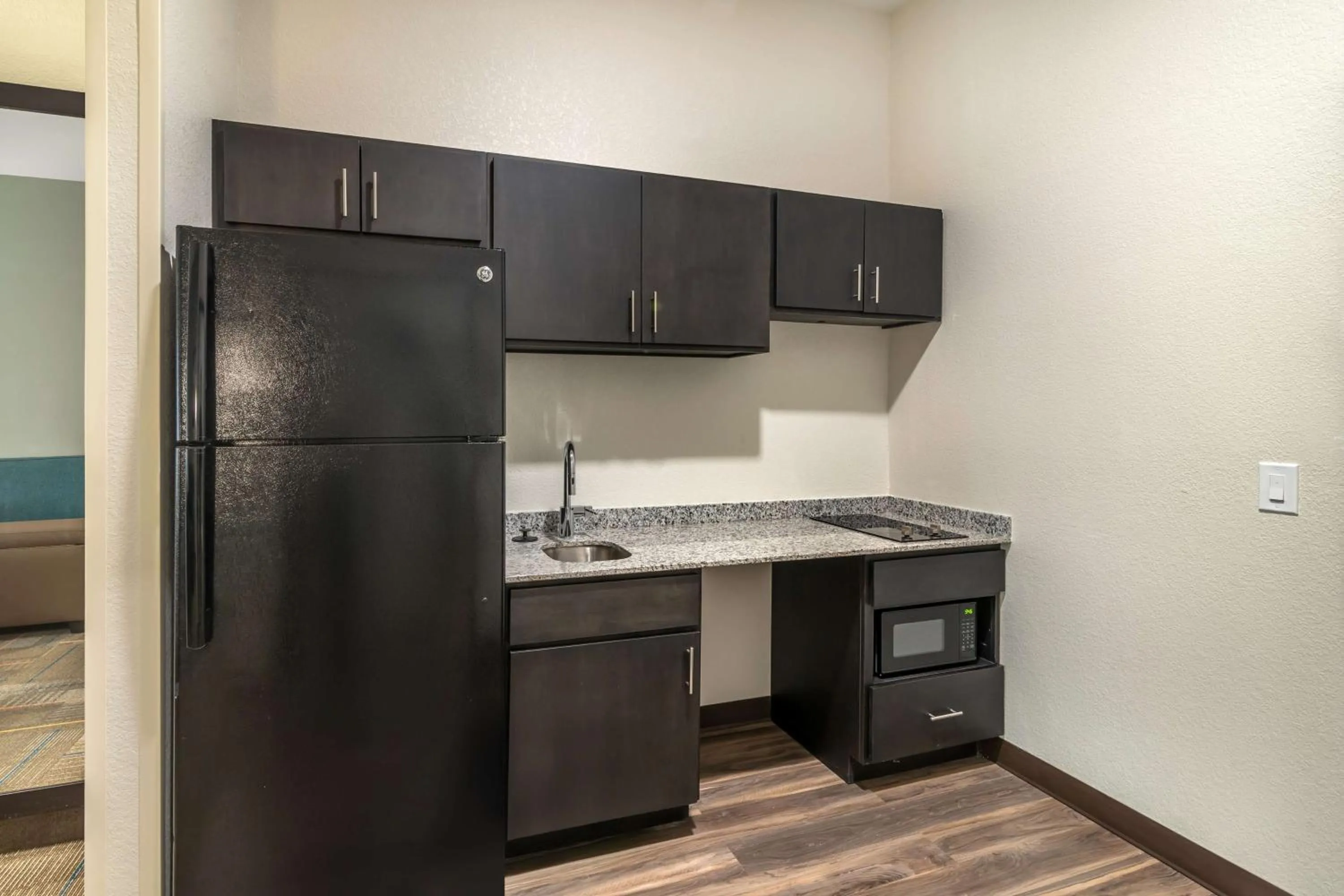 Kitchen or kitchenette in Best Western Plus Bluffton/Hilton Head Hotel
