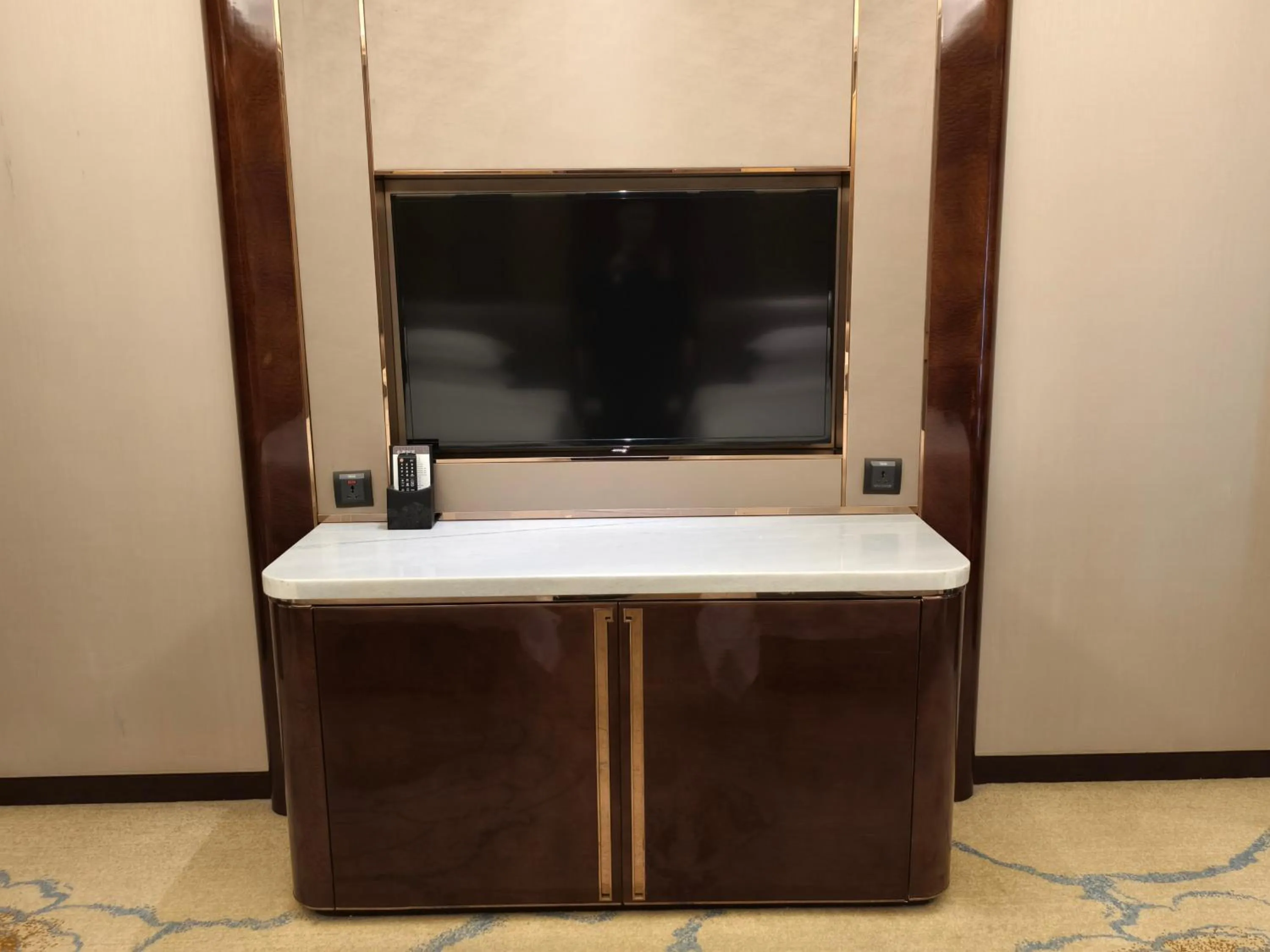 TV and multimedia in Sheraton Grand Zhengzhou Hotel