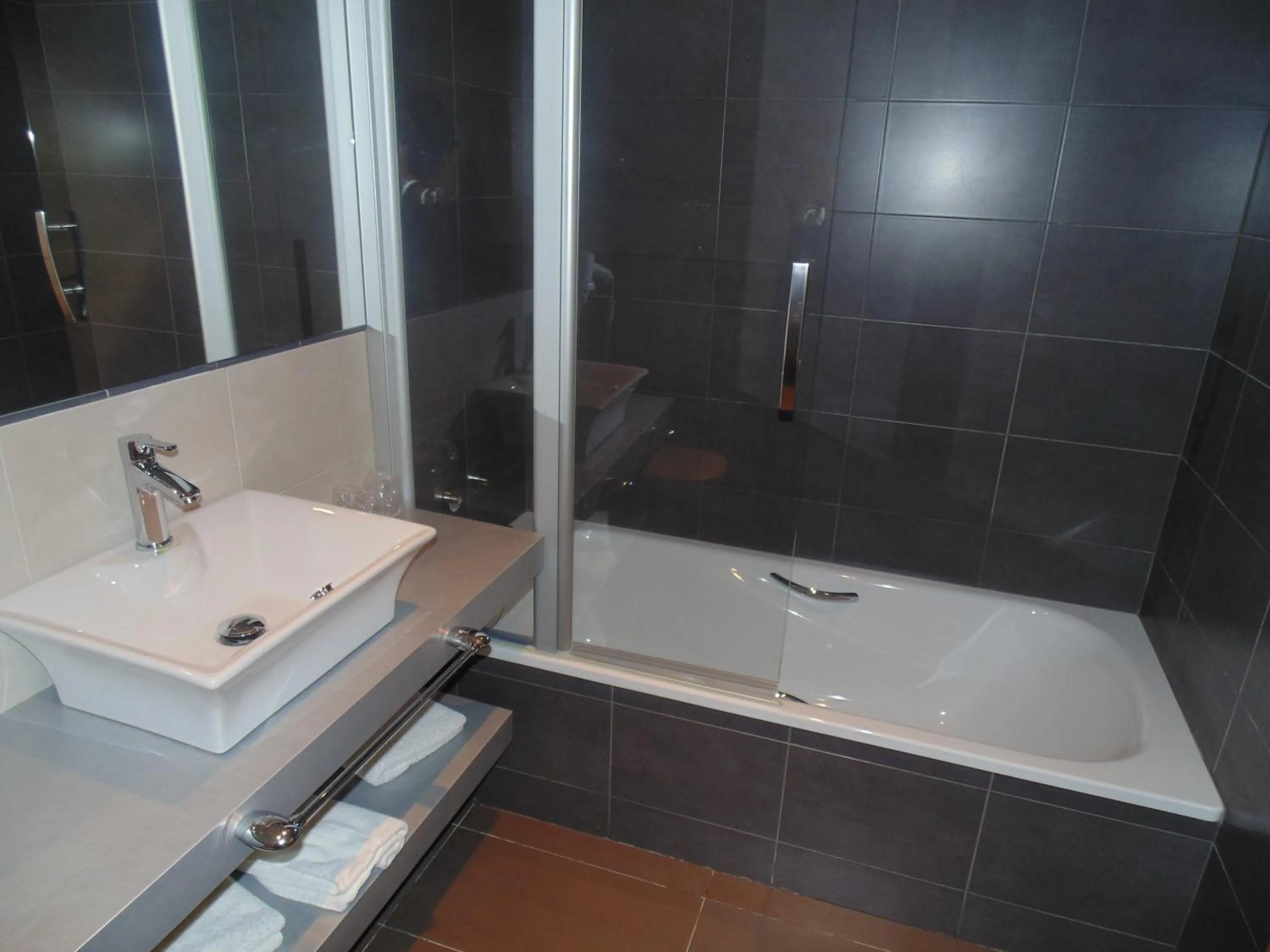 Bathroom in Hotel Ribera de Langa