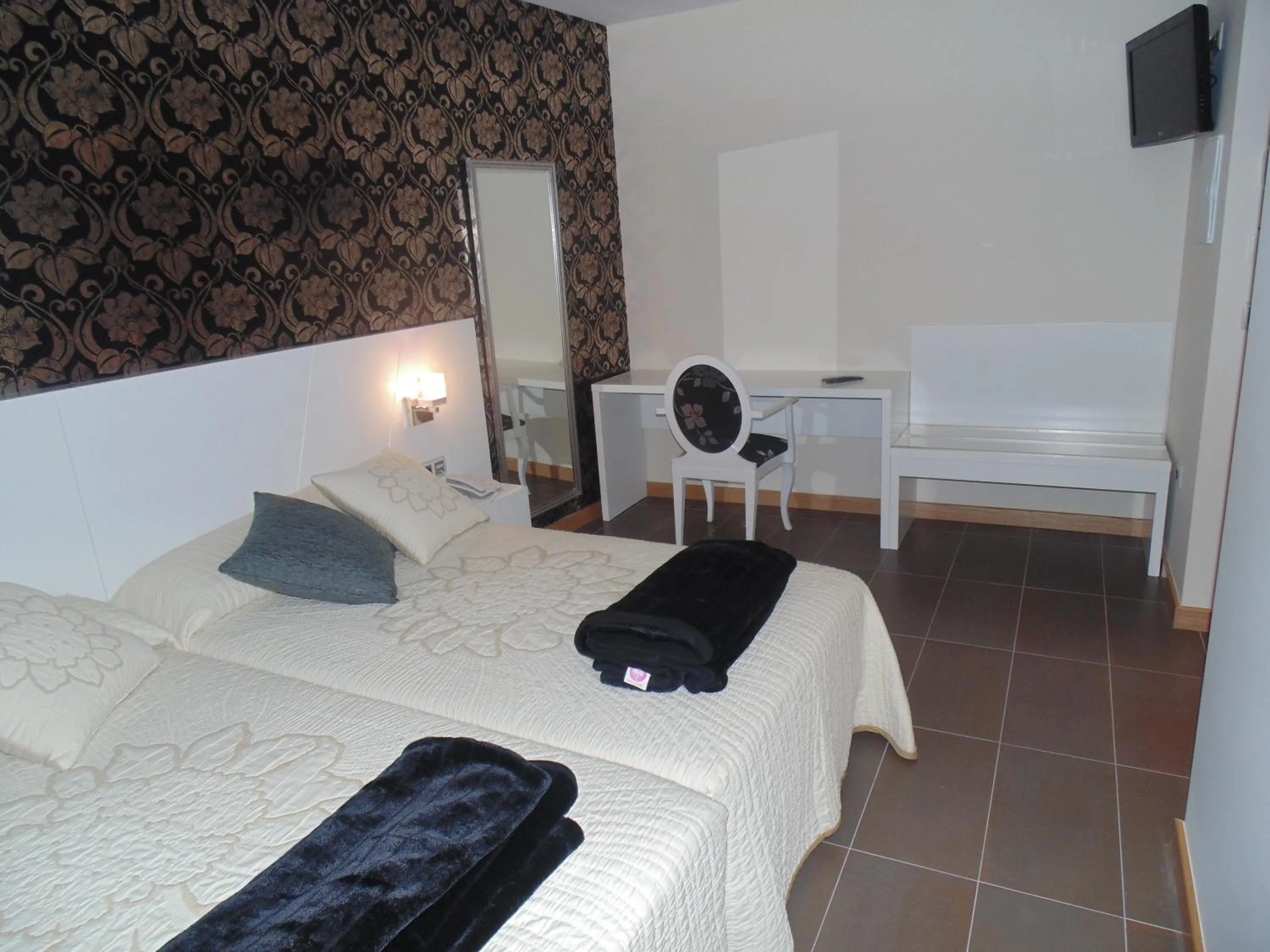 Bedroom, Bed in Hotel Ribera de Langa