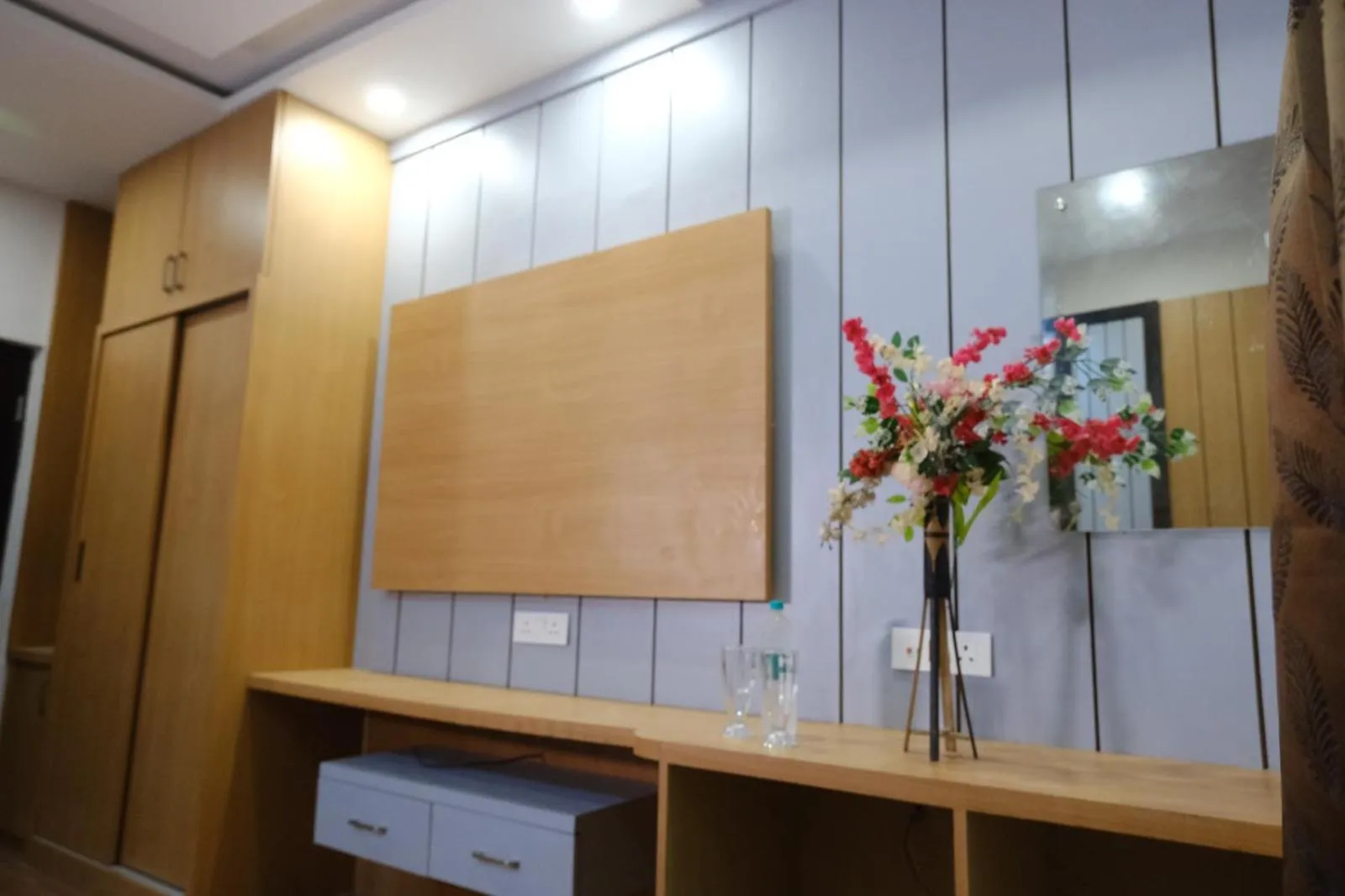 wardrobe in Hotel Golden Continental