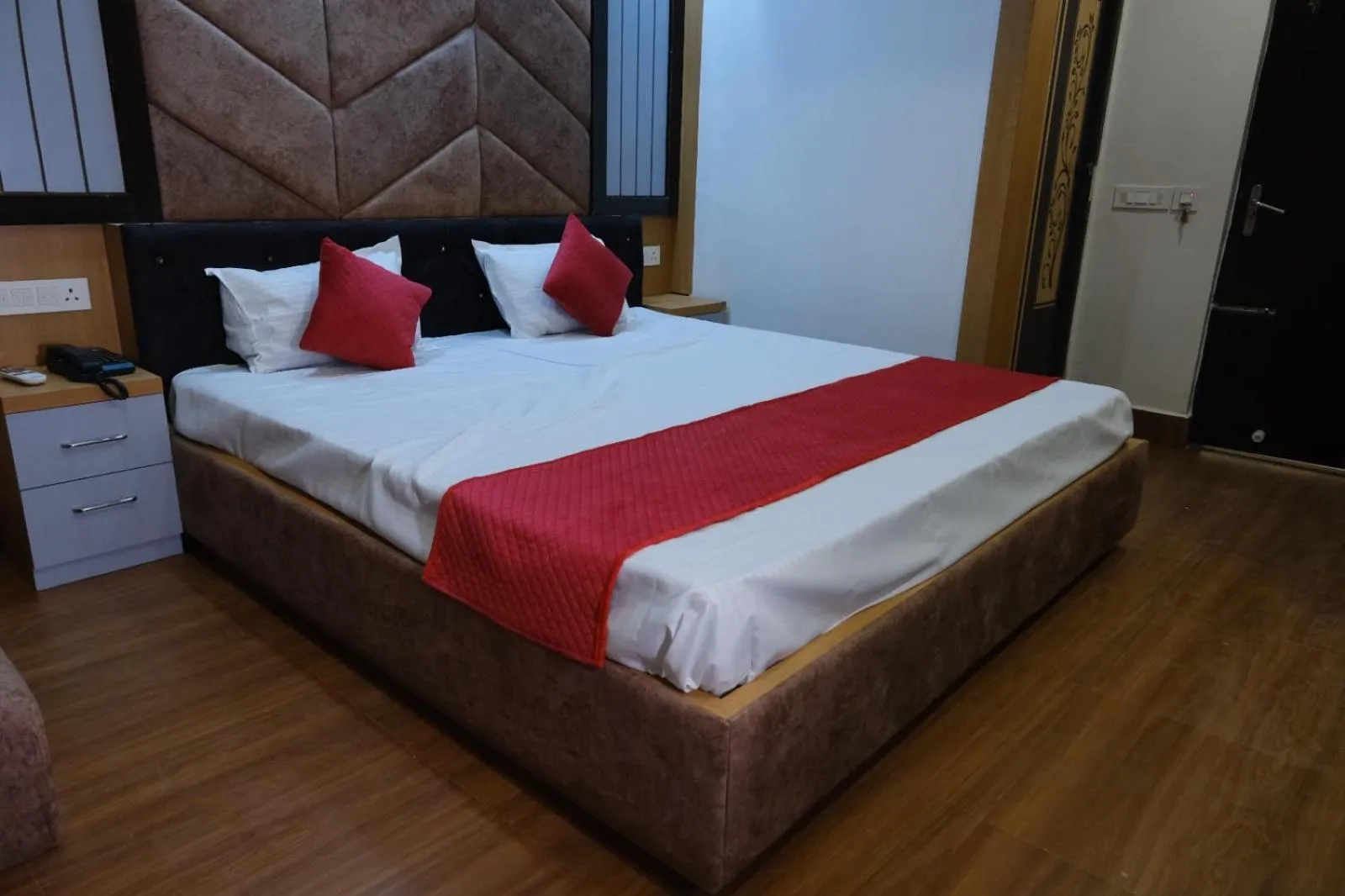 Photo of the whole room, Bed in Hotel Golden Continental