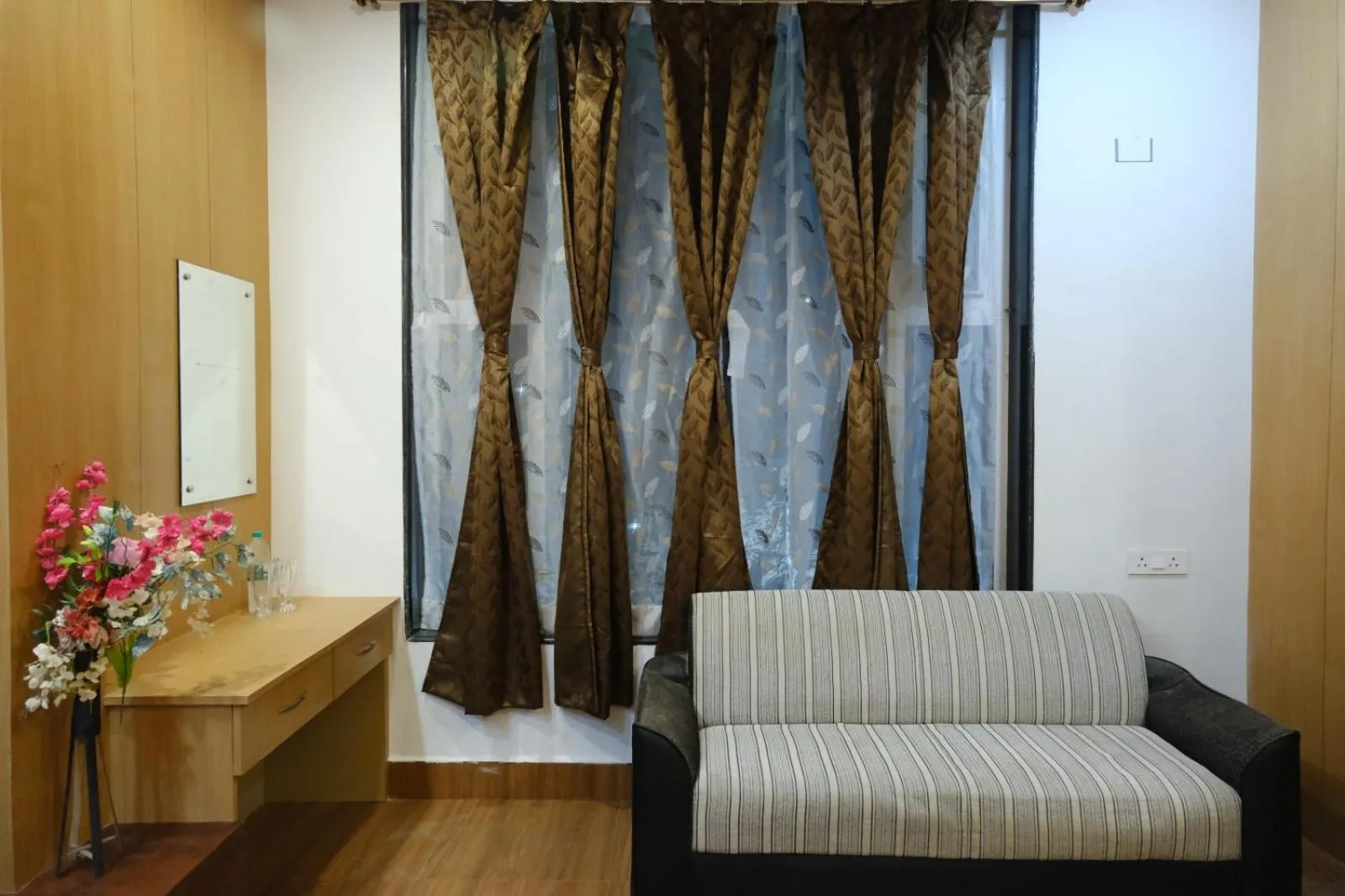 Living room, Bed in Hotel Golden Continental