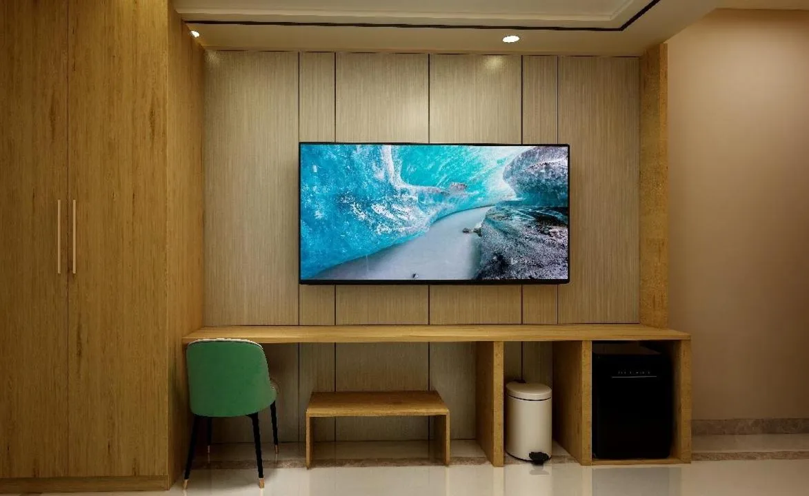 TV and multimedia in Hotel Golden Continental